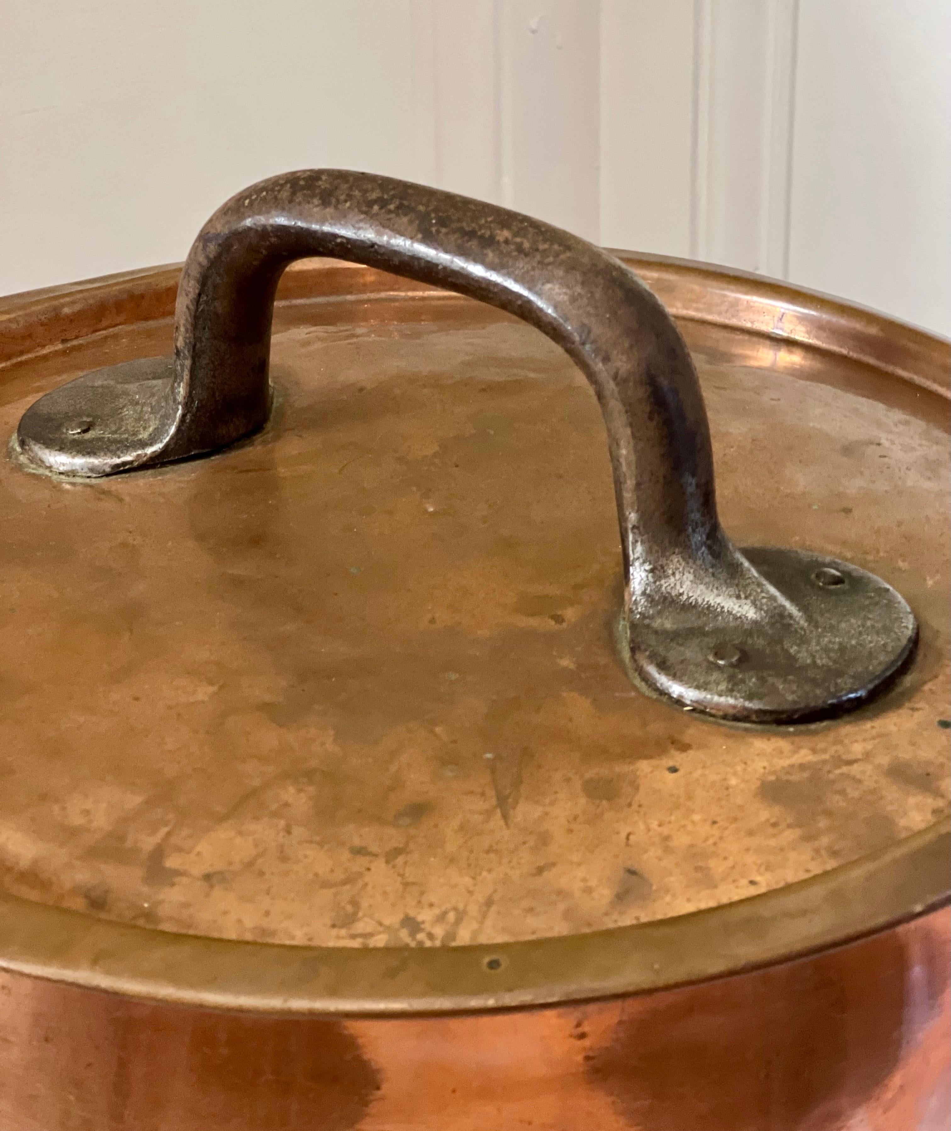 Grand pot en cuivre du début du 20e siècle avec poignées en fer en vente 2