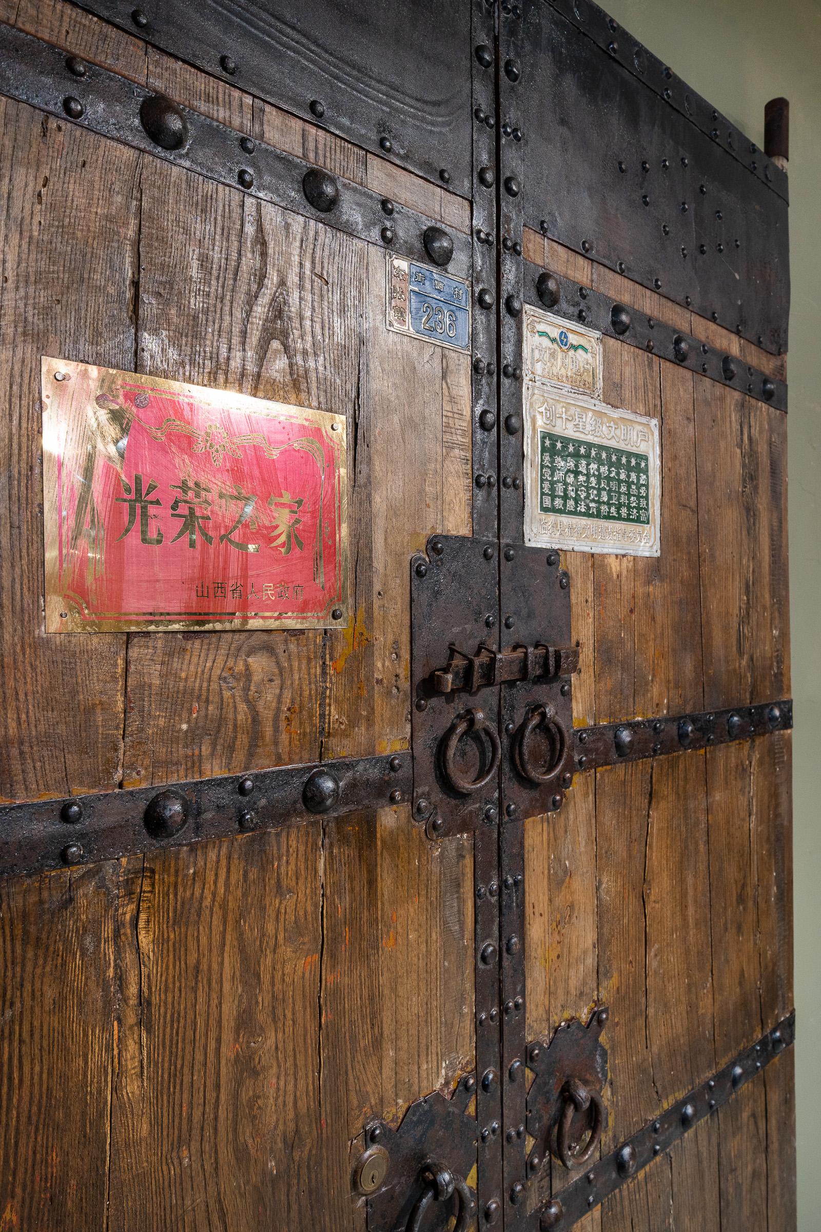 Diese großen Türen stammen aus der chinesischen Provinz Shanxi und sind ca. 100-120 Jahre alt. Das Einzigartige an diesen Türen aus Ulme und Kiefer sind die vielen Schilder, die darauf angebracht sind. Beachten Sie, dass die Türen zwar antik sind,
