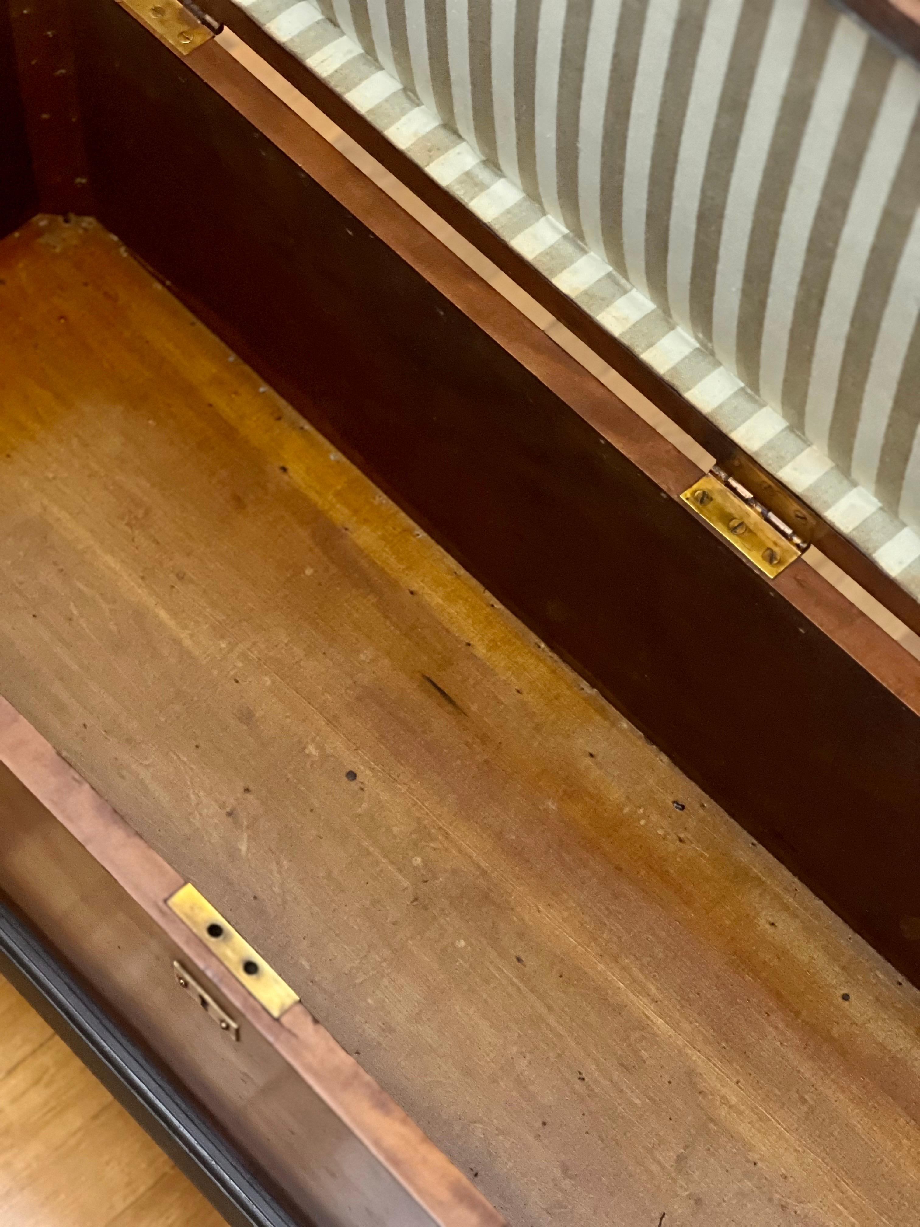 Grande baule in legno di noce dei primi del Novecento su supporto in vendita 4