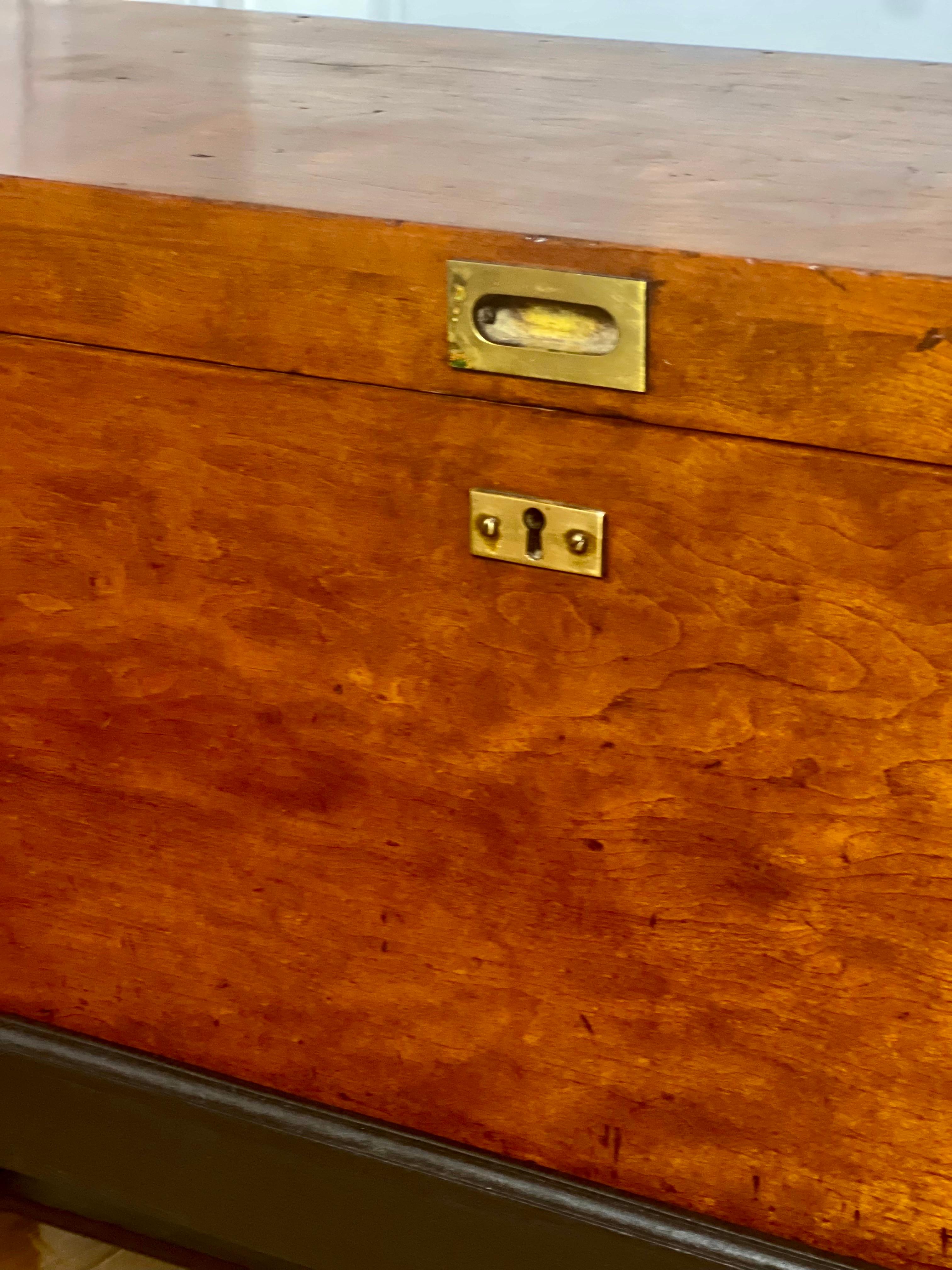 Grande baule in legno di noce dei primi del Novecento su supporto in vendita 6