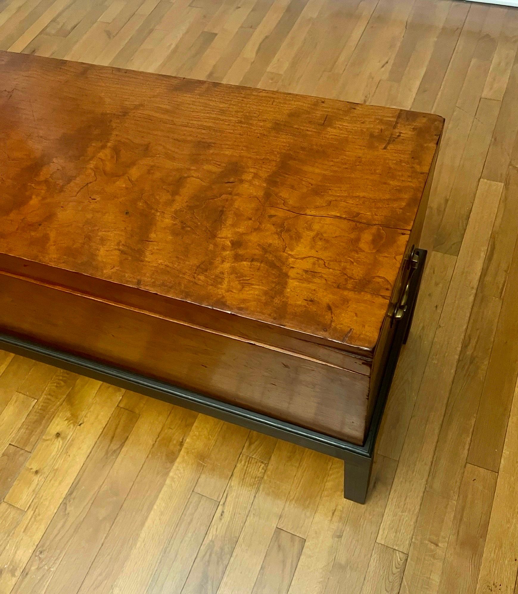 Grande baule in legno di noce dei primi del Novecento su supporto in vendita 7