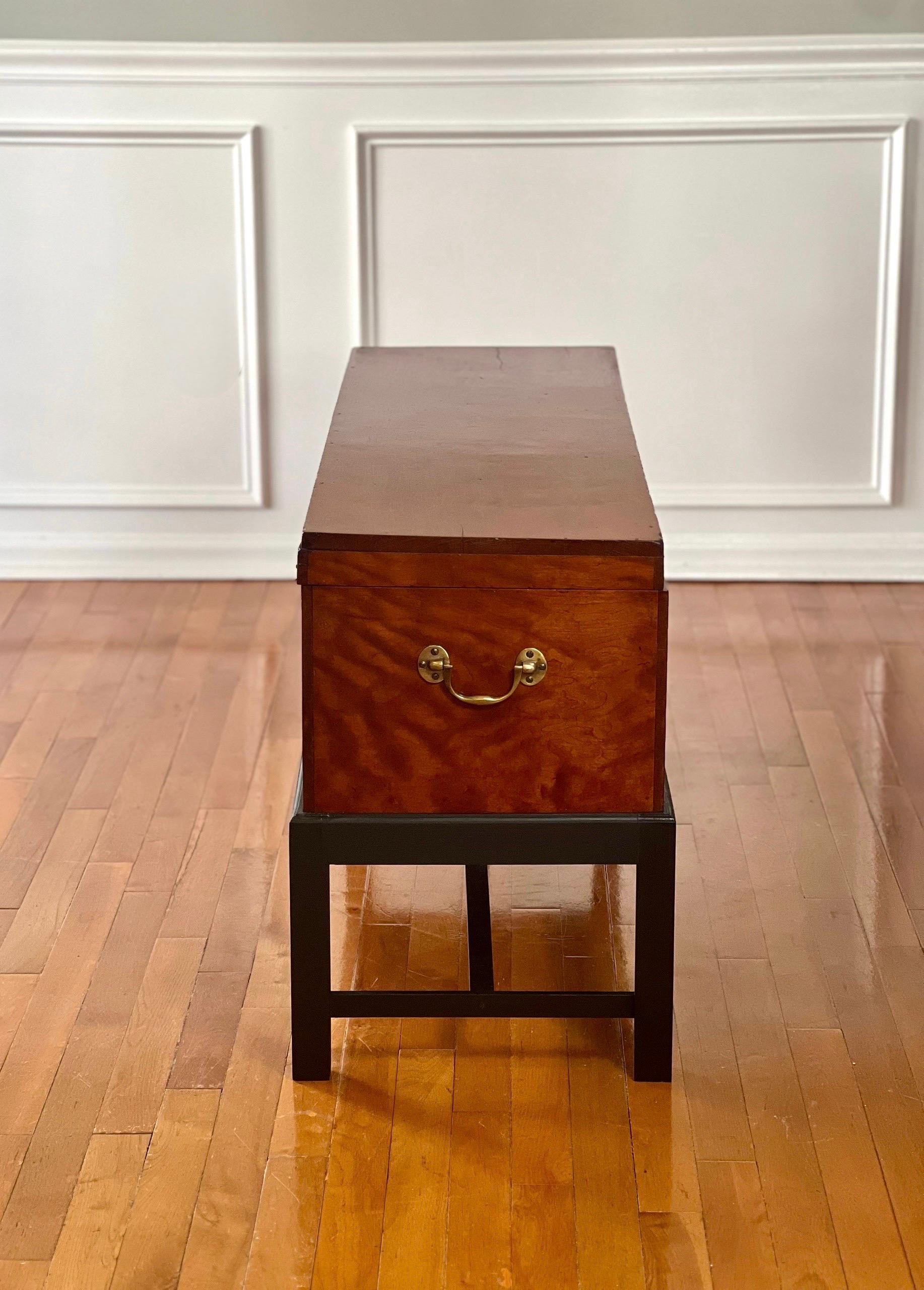 Grande baule in legno di noce dei primi del Novecento su supporto In condizioni buone in vendita a Doylestown, PA