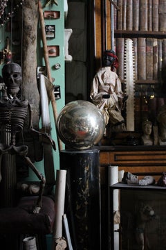 Grand miroir mercuré renforcé du début du 20e siècle, avec des Witches suspendues à une boule