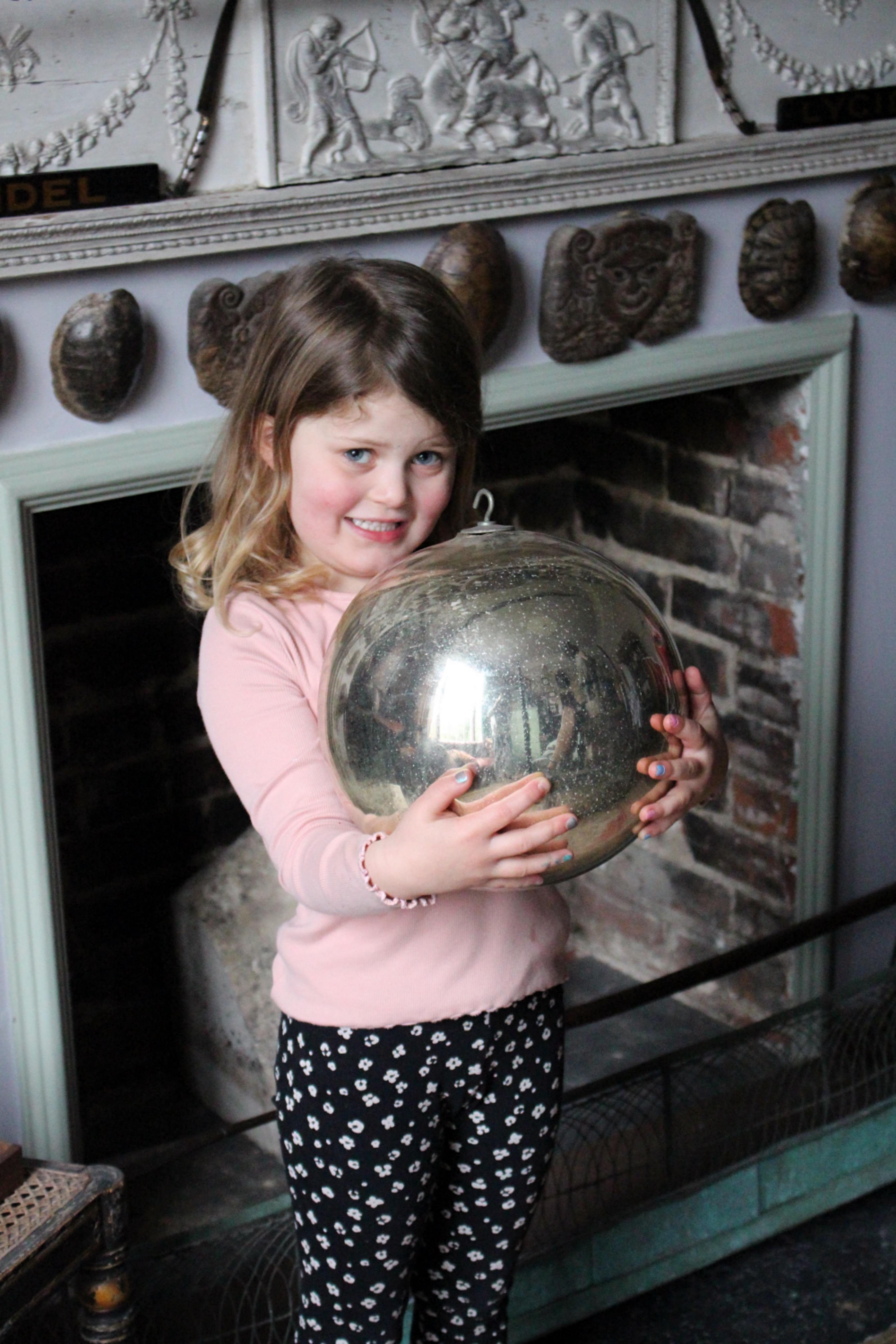 Grand miroir mercuré renforcé du début du 20e siècle, avec des Witches suspendues à une boule Bon état - En vente à Lowestoft, GB
