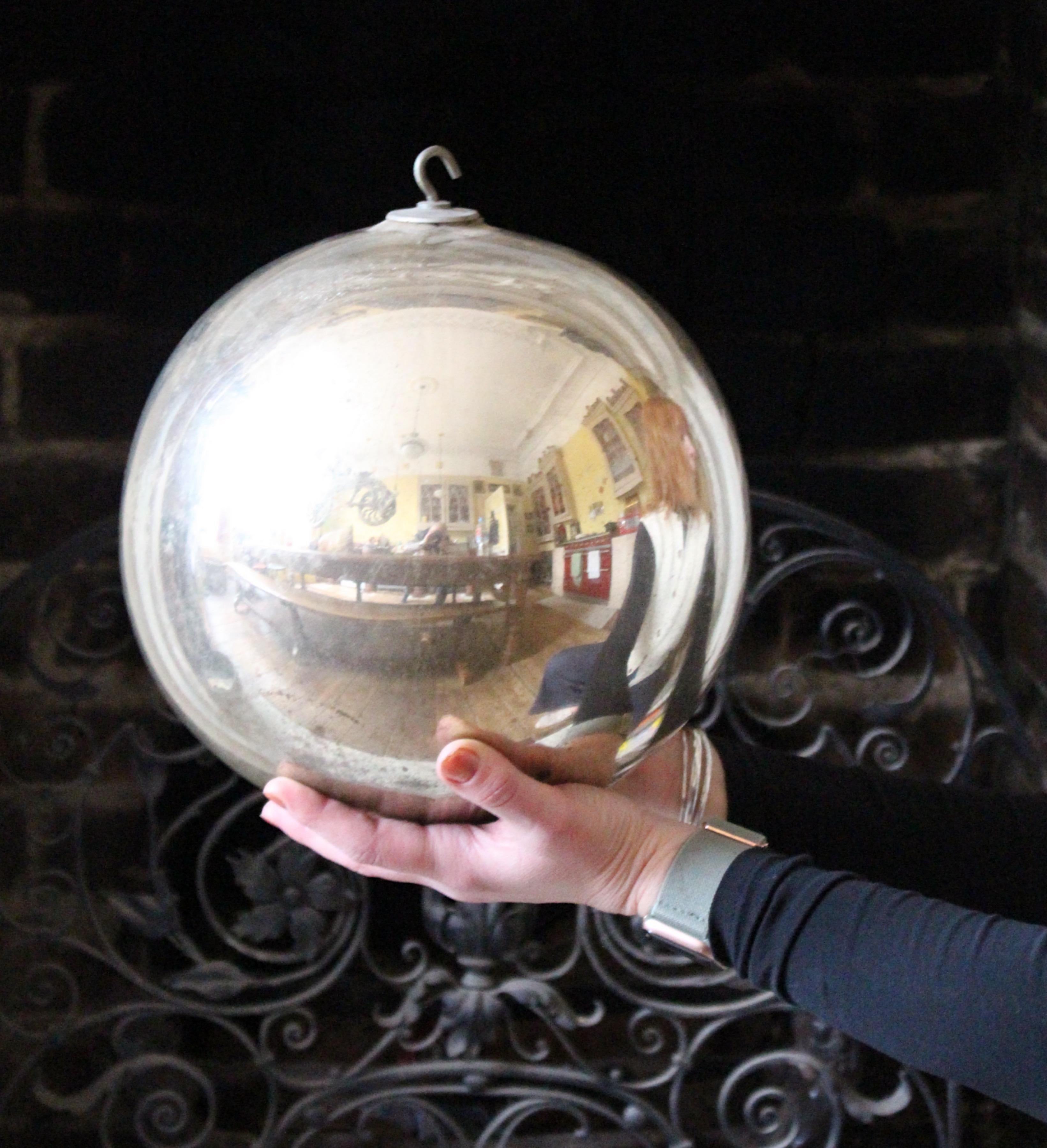 20ième siècle Grand miroir mercuré renforcé du début du 20e siècle, avec des Witches suspendues à une boule en vente