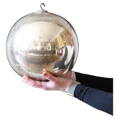 Grand miroir mercuré renforcé du début du 20e siècle, avec des Witches suspendues à une boule