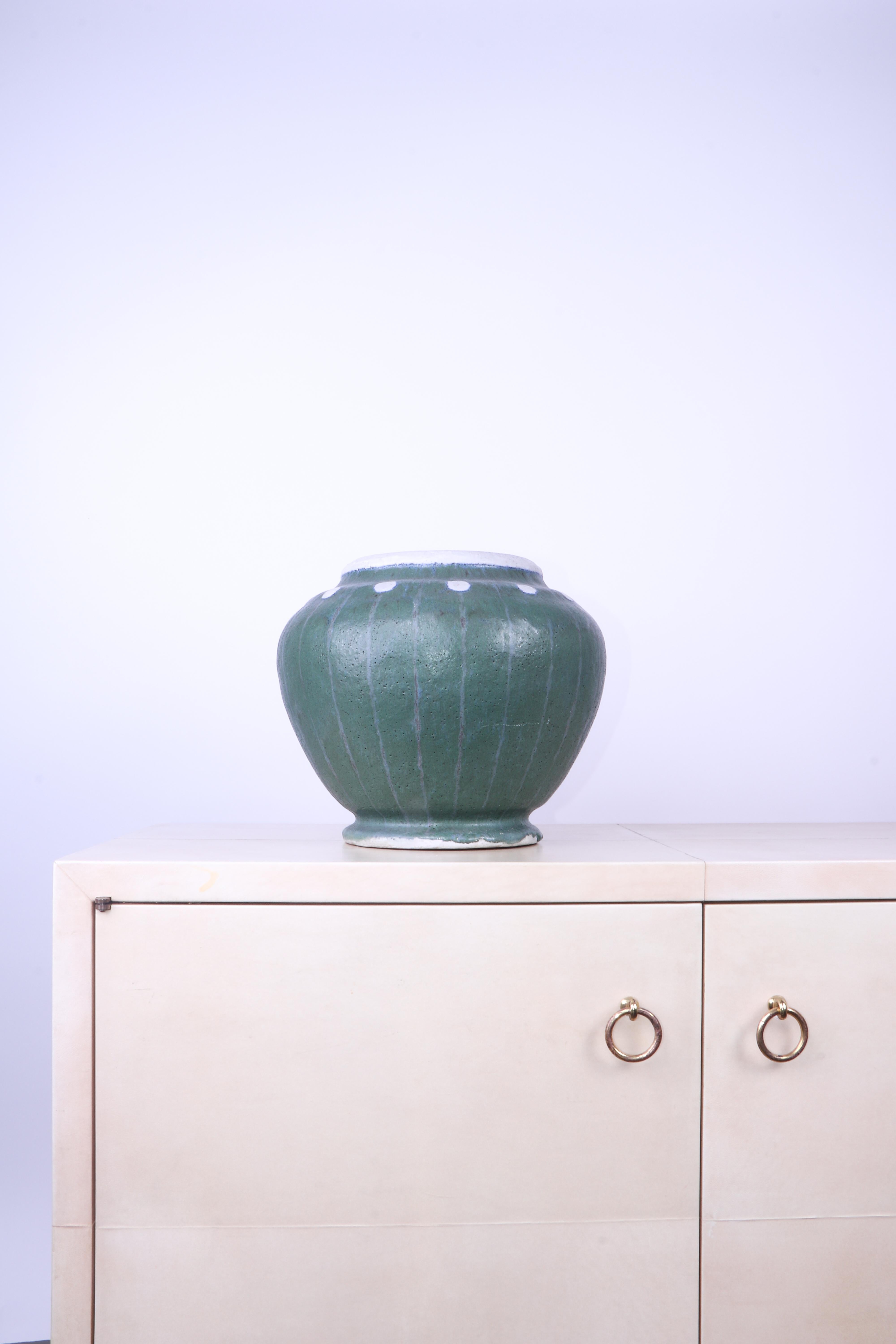 Vaso Art Deco di Raoul Lachenal del 193 circa, firmato sotto la base.