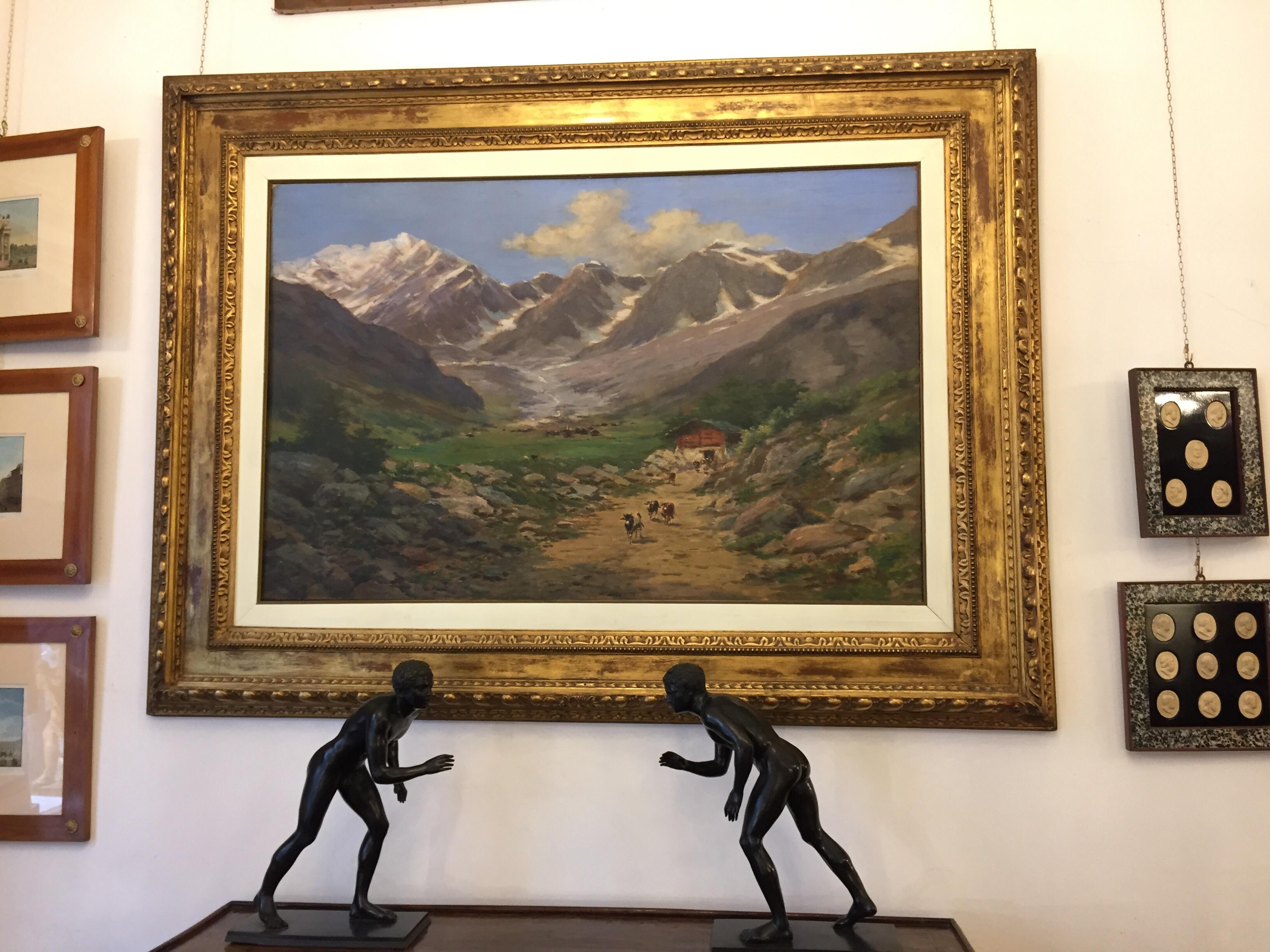 Un grand paysage de montagne, une huile sur toile du début du 20e siècle représentant un paysage de montagne, le massif du Mont Rose dans les Alpes piémontaises avec des montagnes enneigées à l'arrière-plan et une ferme rurale et quelques vaches au