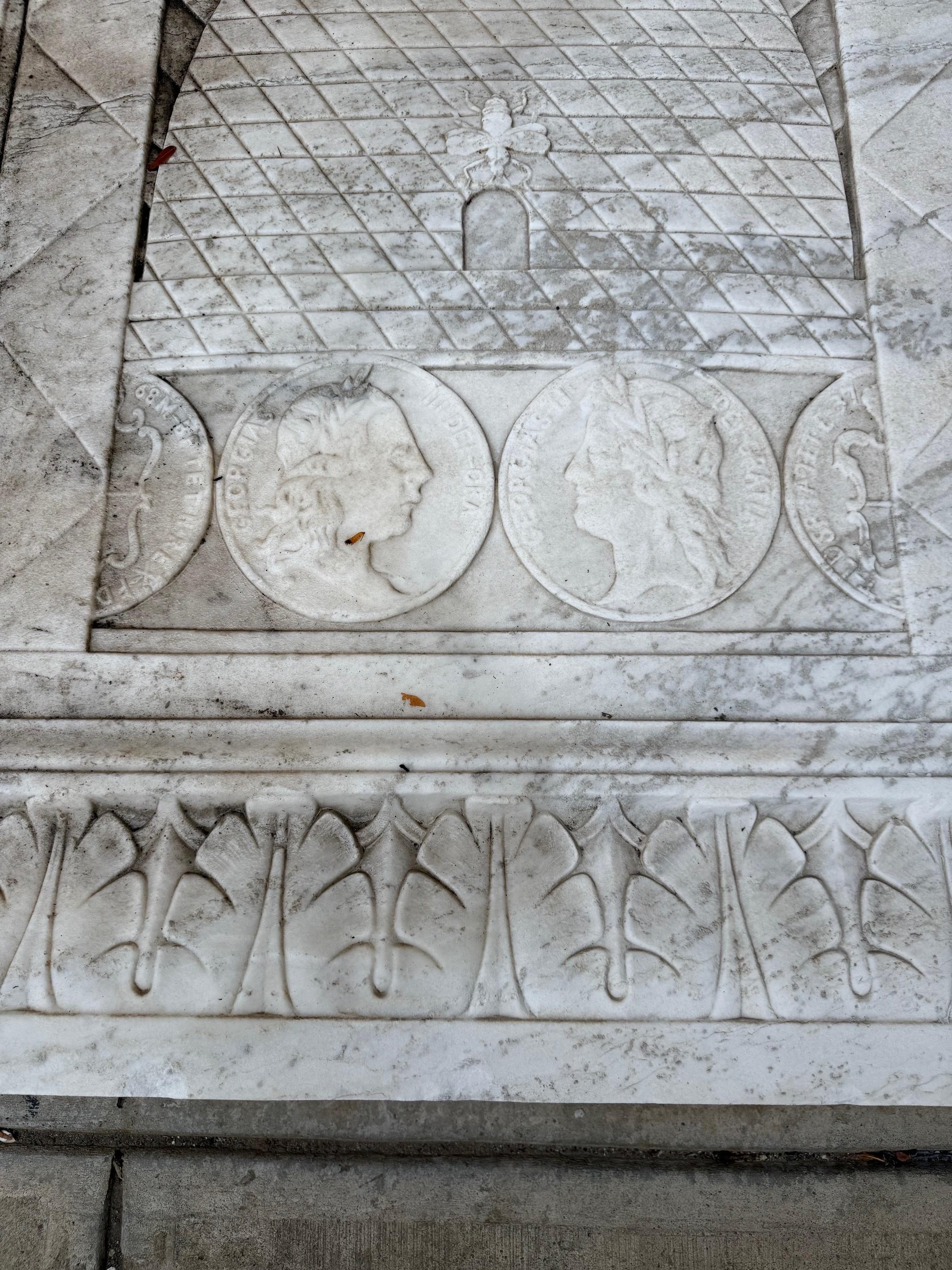 Early 20th Century Large Marble Bank Frieze, Plaque with Beehive and Coins For Sale 9