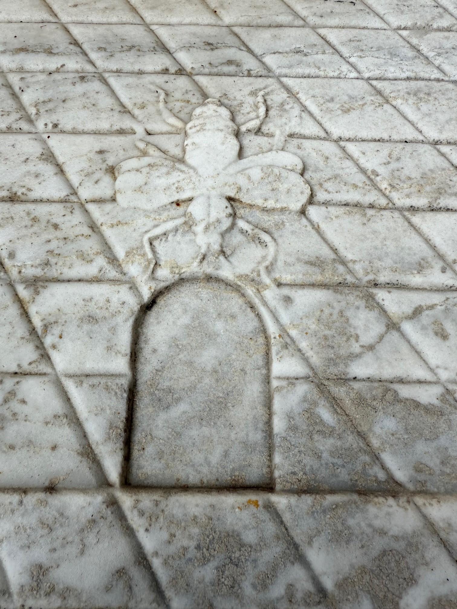Early 20th Century Large Marble Bank Frieze, Plaque with Beehive and Coins For Sale 12