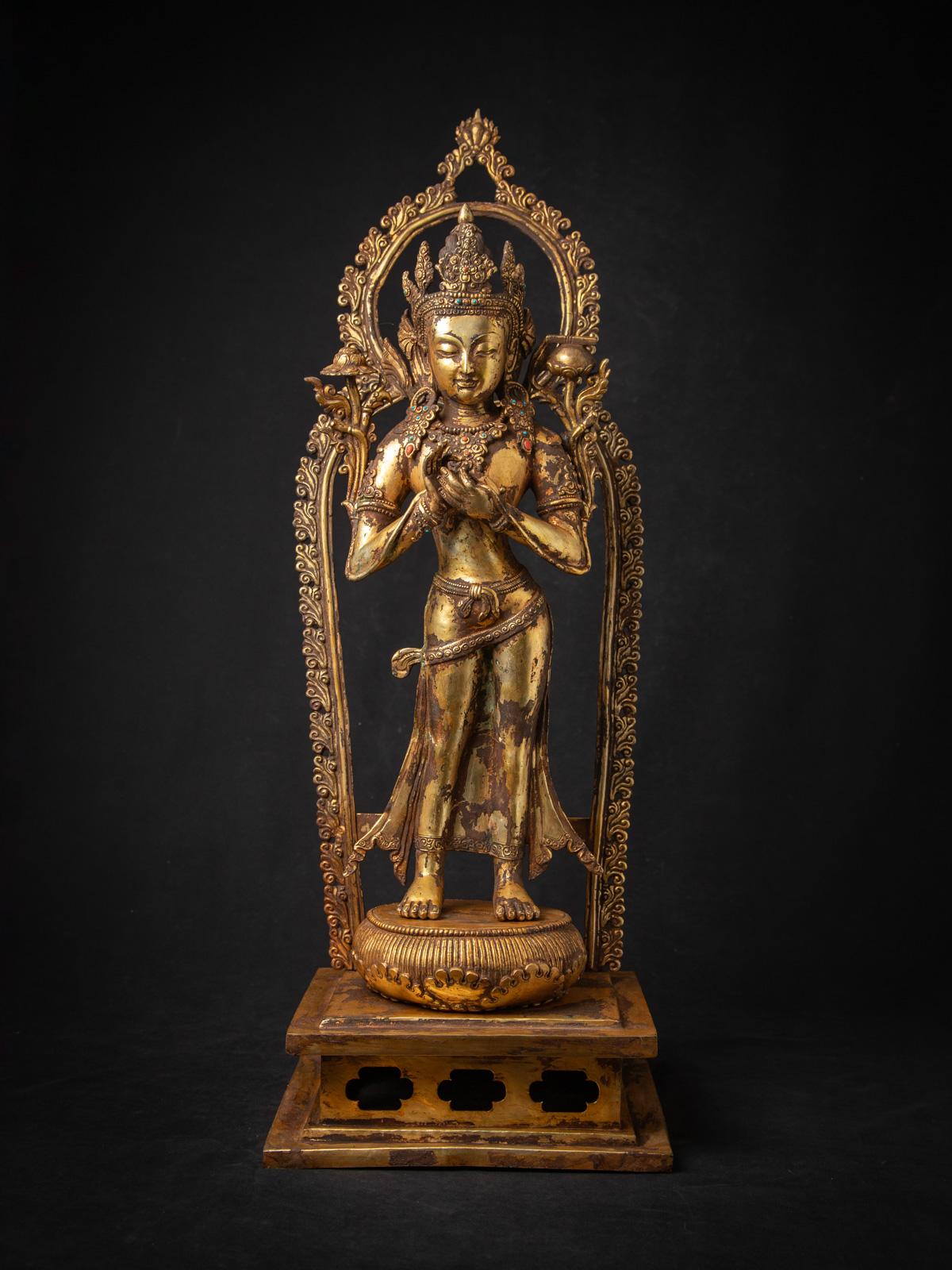 Cette grande statue de bodhisattva népalais en bronze ancien est un exemple frappant de l'artisanat himalayen du début du XXe siècle. Mesurant 85,1 cm de haut, 30,7 cm de large et 26 cm de profondeur, elle est fabriquée en bronze massif et dorée à