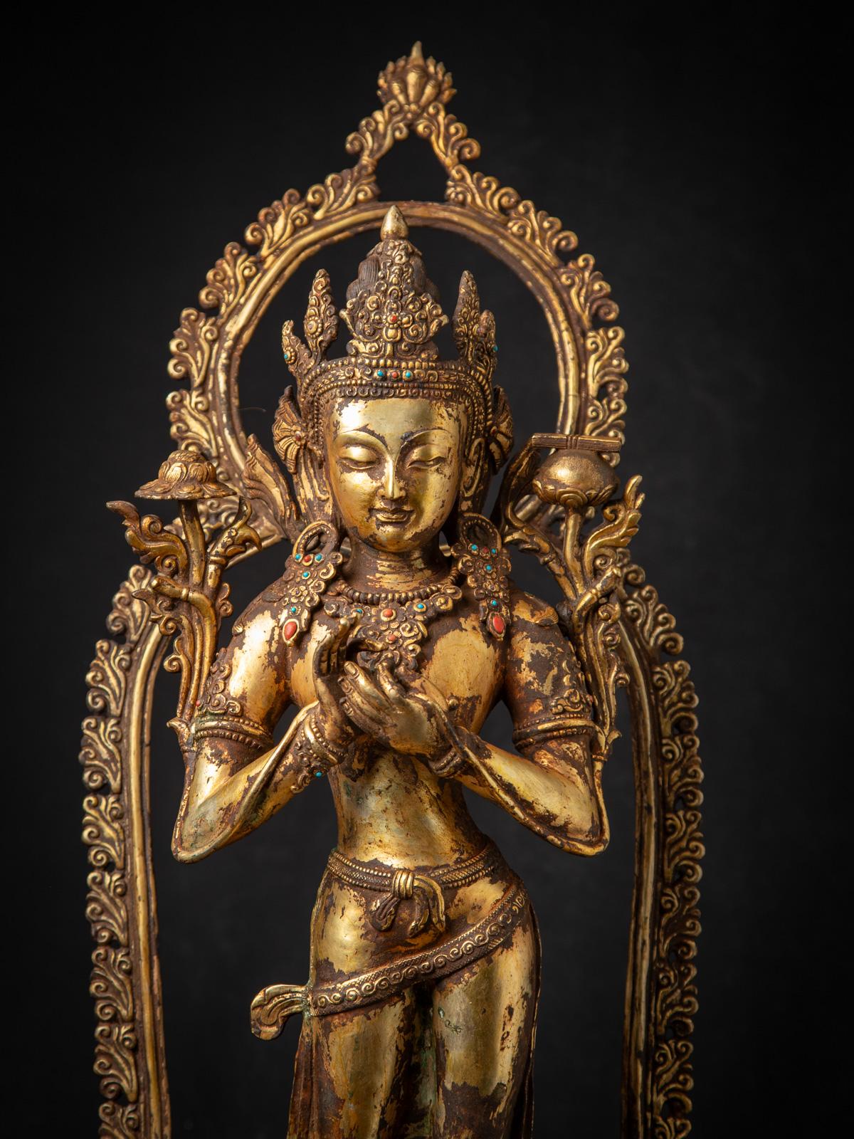 20ième siècle Début du 20e siècle Grande statue de bodhisattva en bronze ancien du Népal en vente