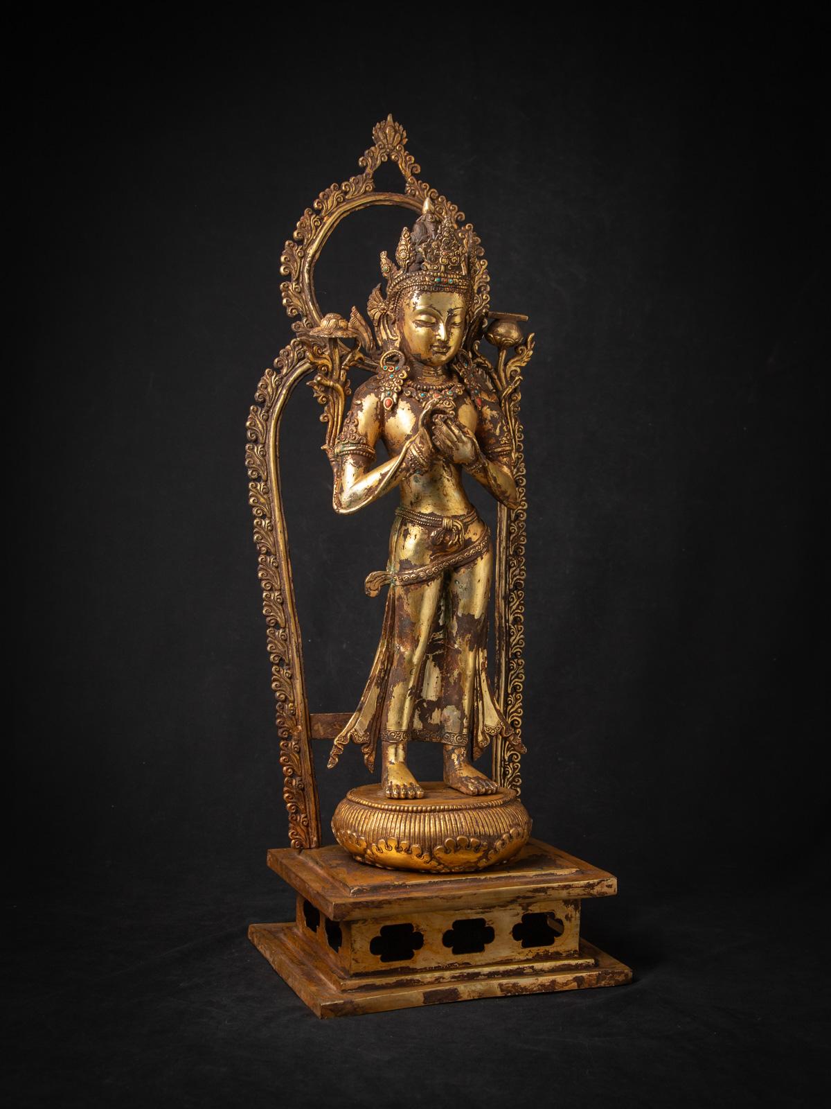 Début du 20e siècle Grande statue de bodhisattva en bronze ancien du Népal en vente 1