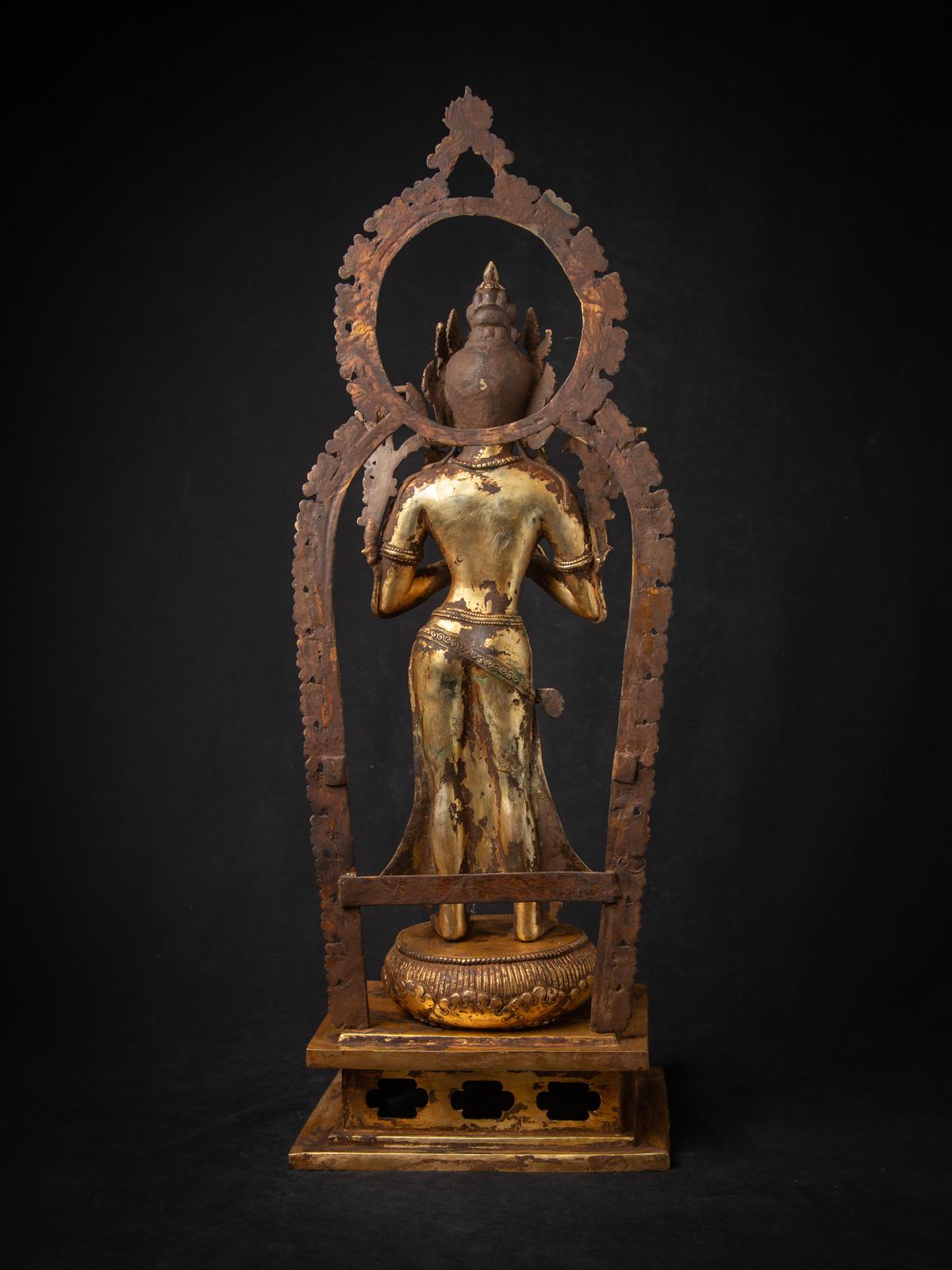 Début du 20e siècle Grande statue de bodhisattva en bronze ancien du Népal en vente 3