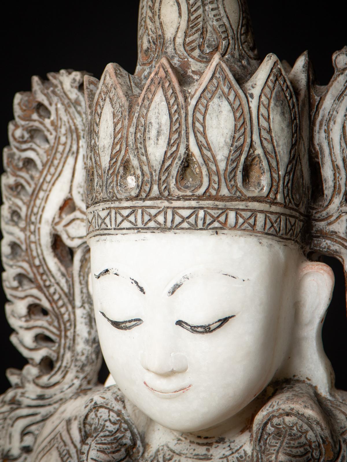 Début du 20e siècle Grande statue de Bouddha birman en marbre ancien couronné de Birmanie en vente 4