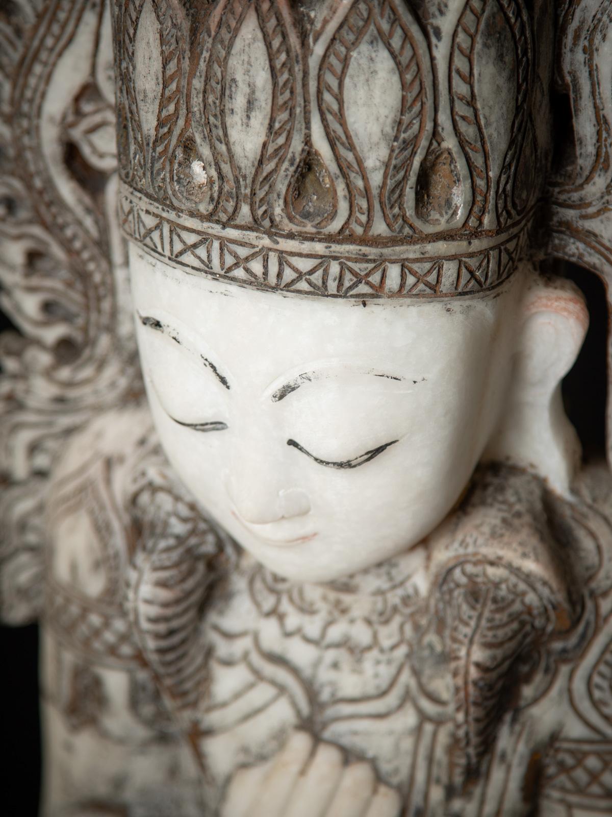 Début du 20e siècle Grande statue de Bouddha birman en marbre ancien couronné de Birmanie en vente 5