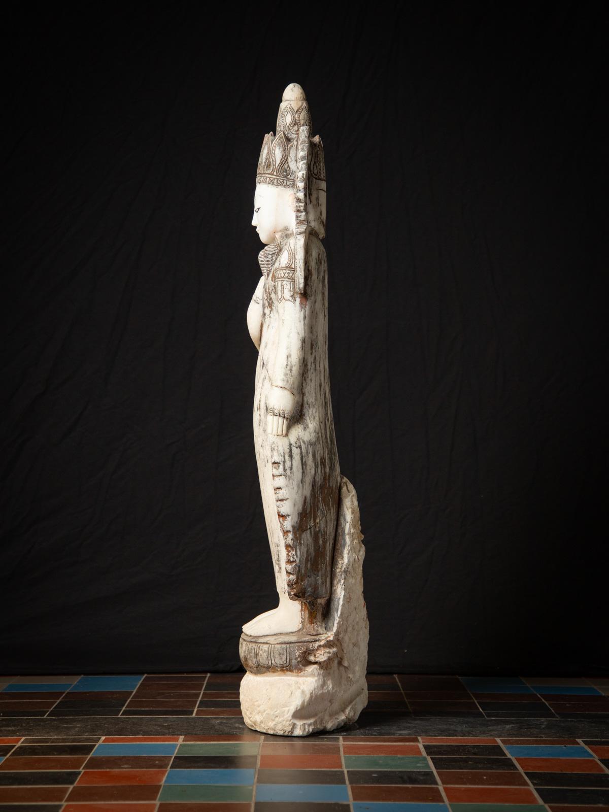 Début du 20e siècle Grande statue de Bouddha birman en marbre ancien couronné de Birmanie en vente 6