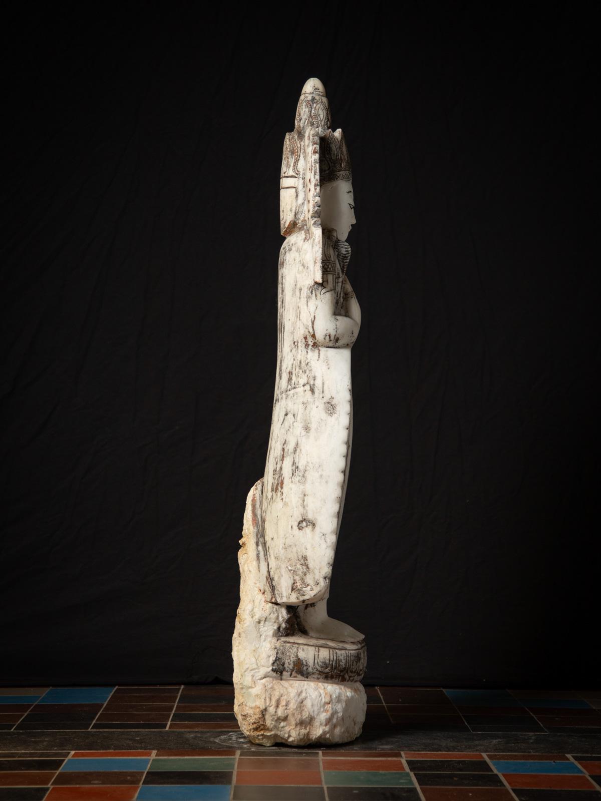 Début du 20e siècle Grande statue de Bouddha birman en marbre ancien couronné de Birmanie en vente 8