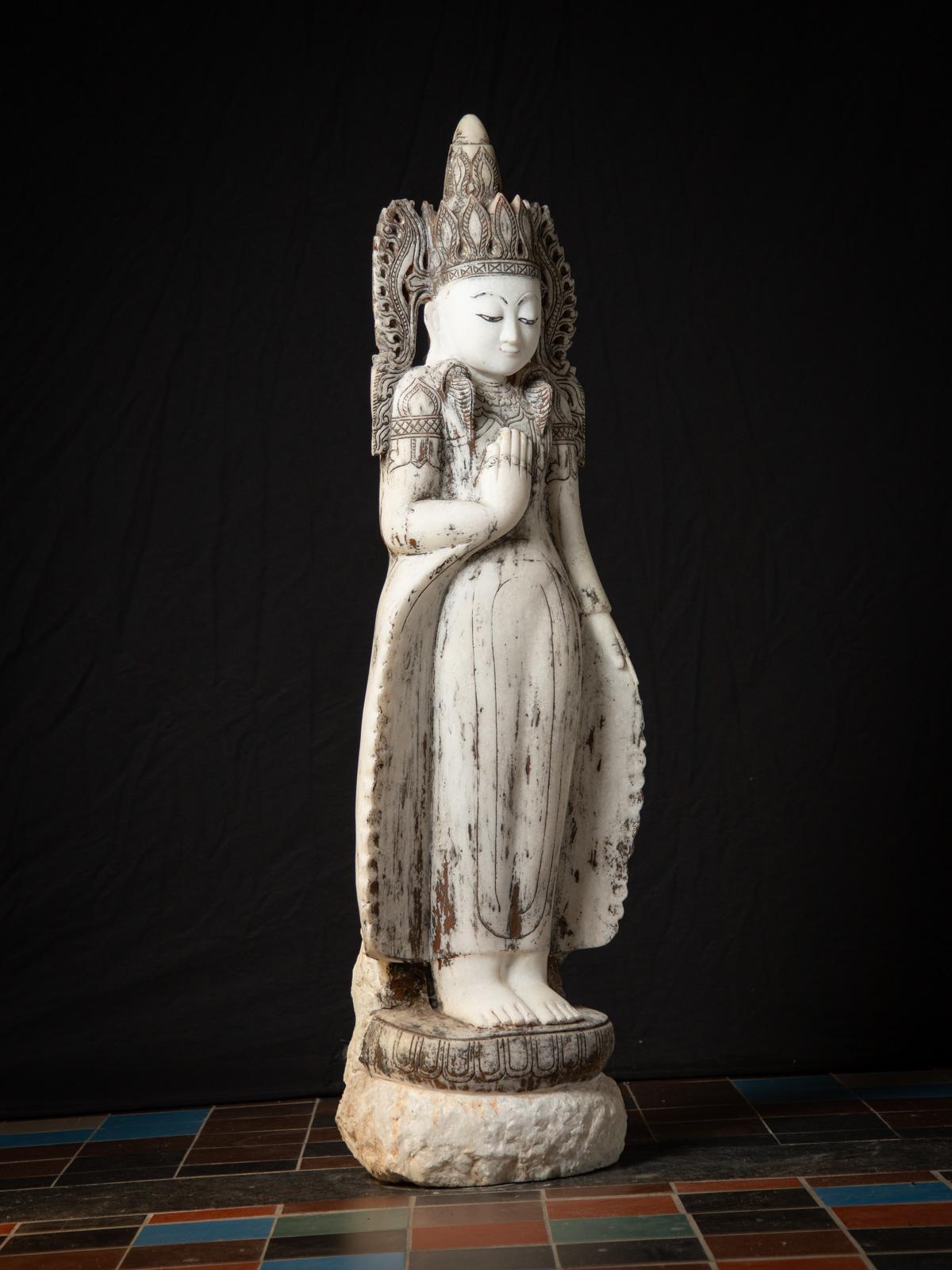 Début du 20e siècle Grande statue de Bouddha birman en marbre ancien couronné de Birmanie en vente 9