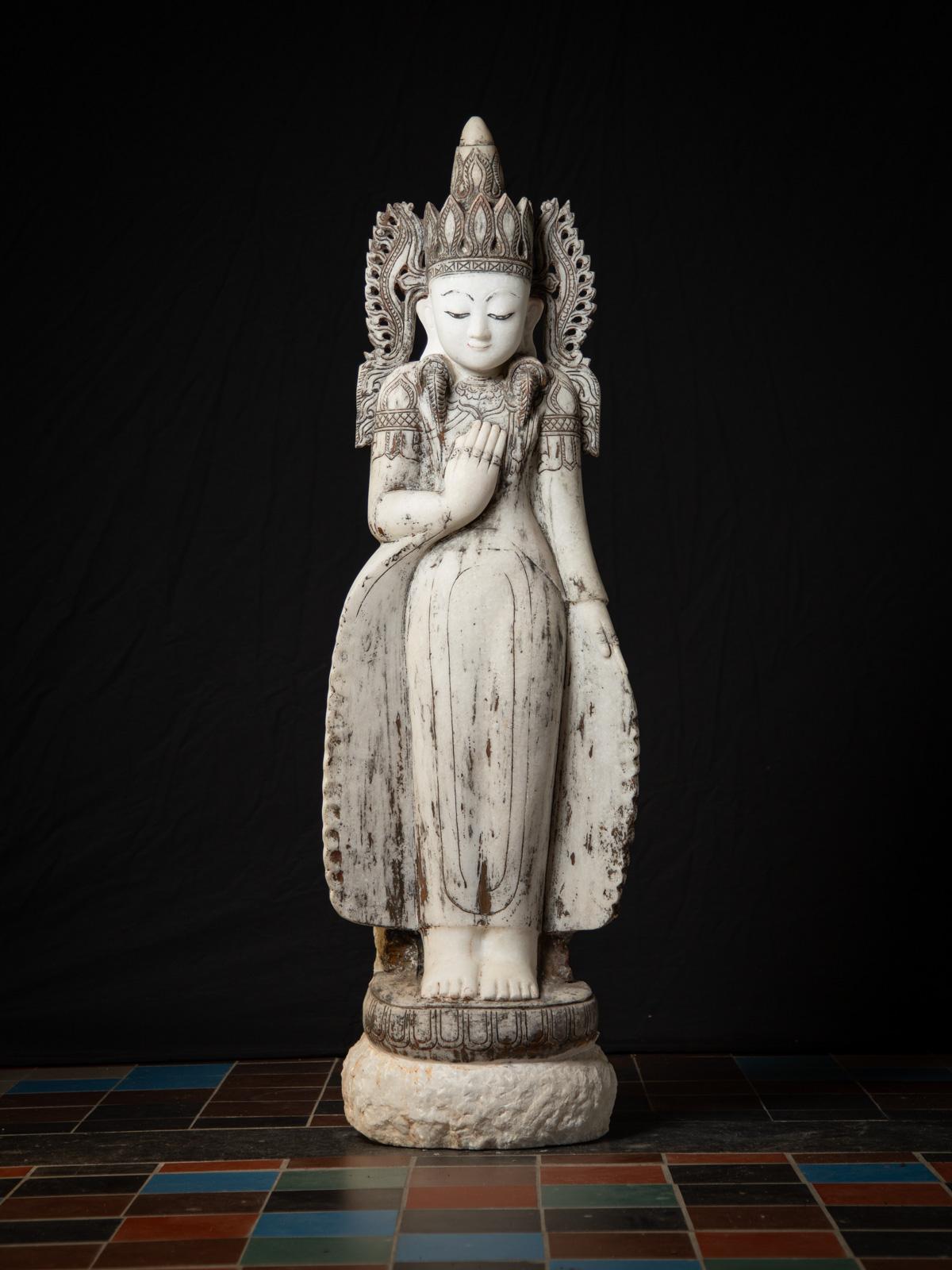 Cette grande statue de Bouddha birmane couronnée de marbre est un chef-d'œuvre exceptionnel de l'art du style Shan (Tai Yai) du début du XXe siècle. Habilement sculptée dans du marbre fin, la statue mesure une hauteur impressionnante de 131,5 cm,