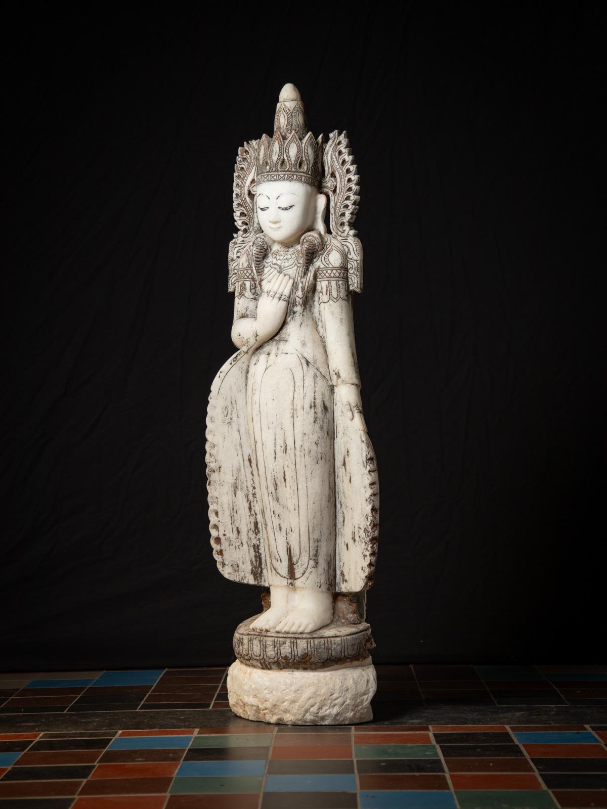 20ième siècle Début du 20e siècle Grande statue de Bouddha birman en marbre ancien couronné de Birmanie en vente
