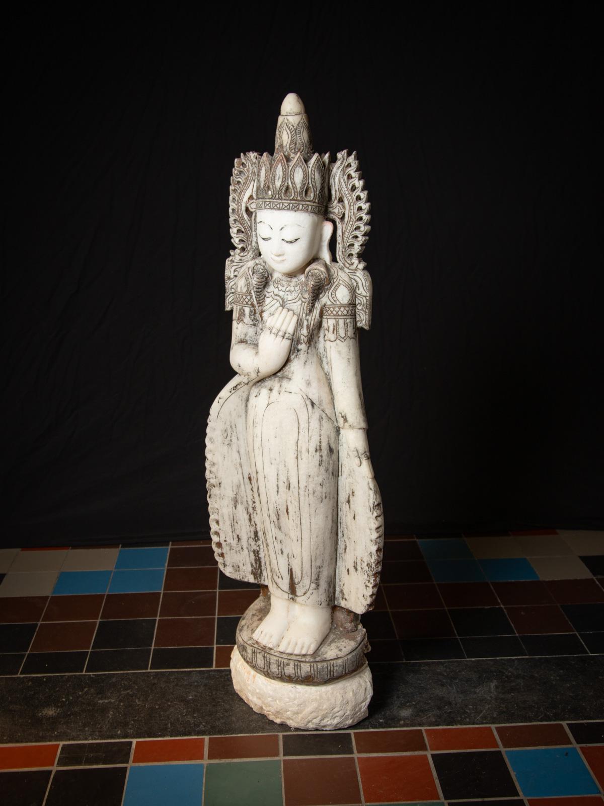 Début du 20e siècle Grande statue de Bouddha birman en marbre ancien couronné de Birmanie en vente 2