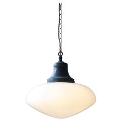 Lampadario a sospensione in vetro lattimo opalino e rame dei primi del Novecento