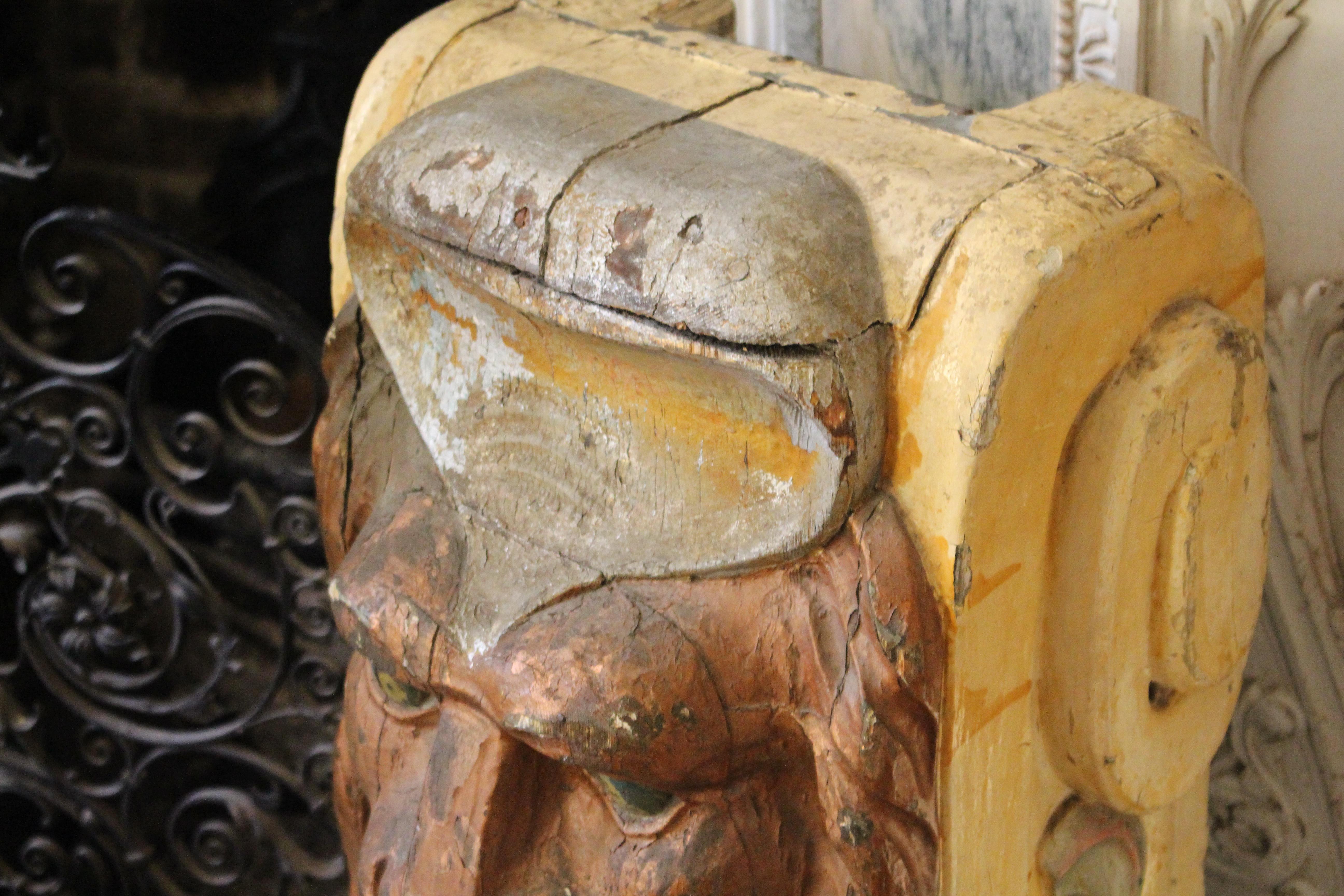 Britannico Coppia di mensole architettoniche da fiera con leone intagliato dell'inizio del 20° secolo in vendita