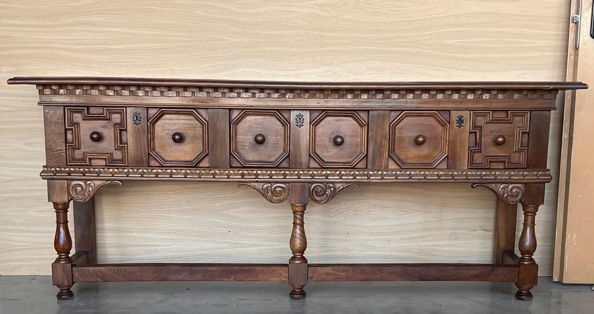 Baroque Début du 20e siècle - Grande console espagnole en noyer à trois tiroirs