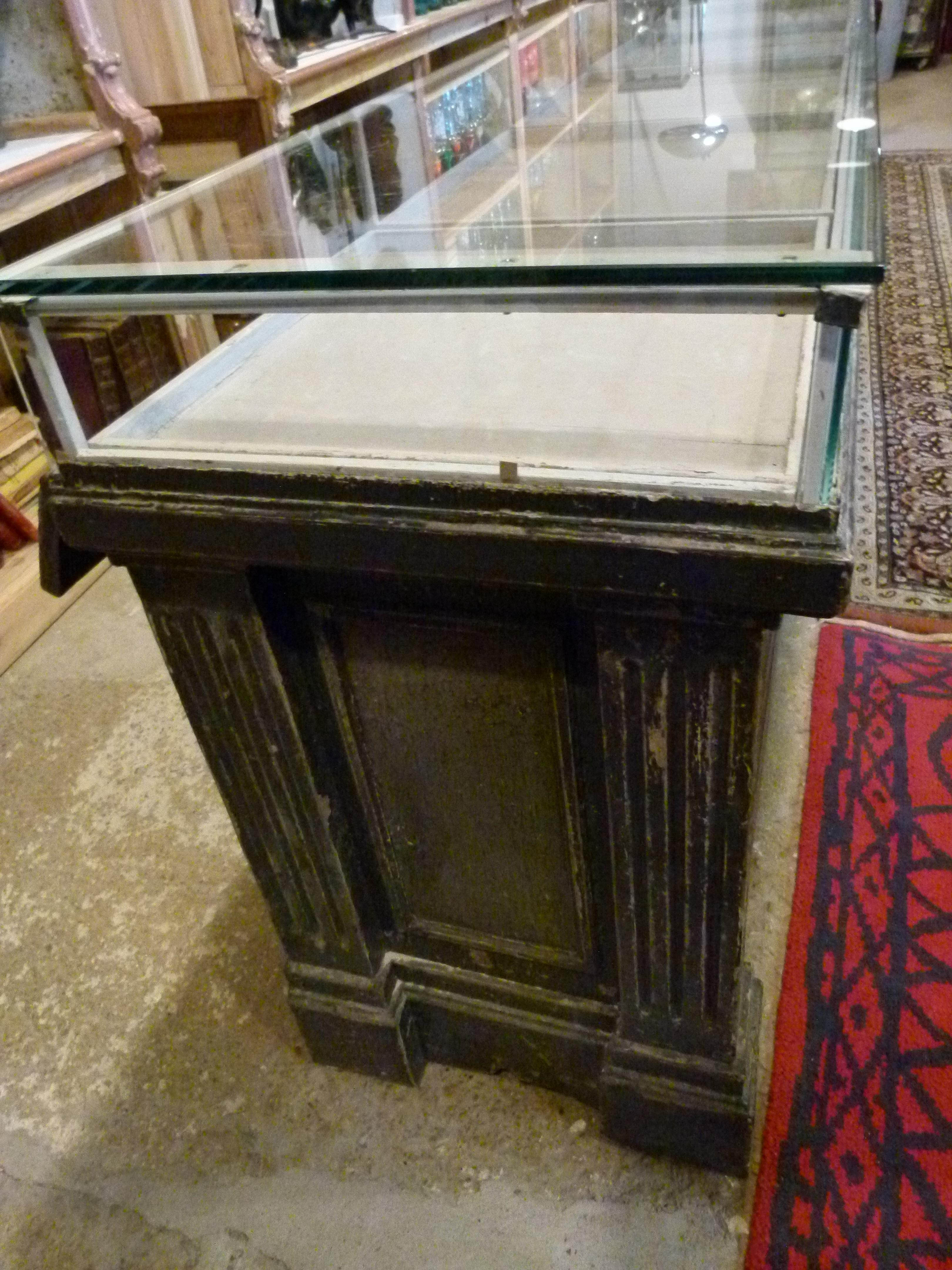 Early 20th Century Large Wood and Glass Store Counter In Good Condition In Vulpellac, Girona