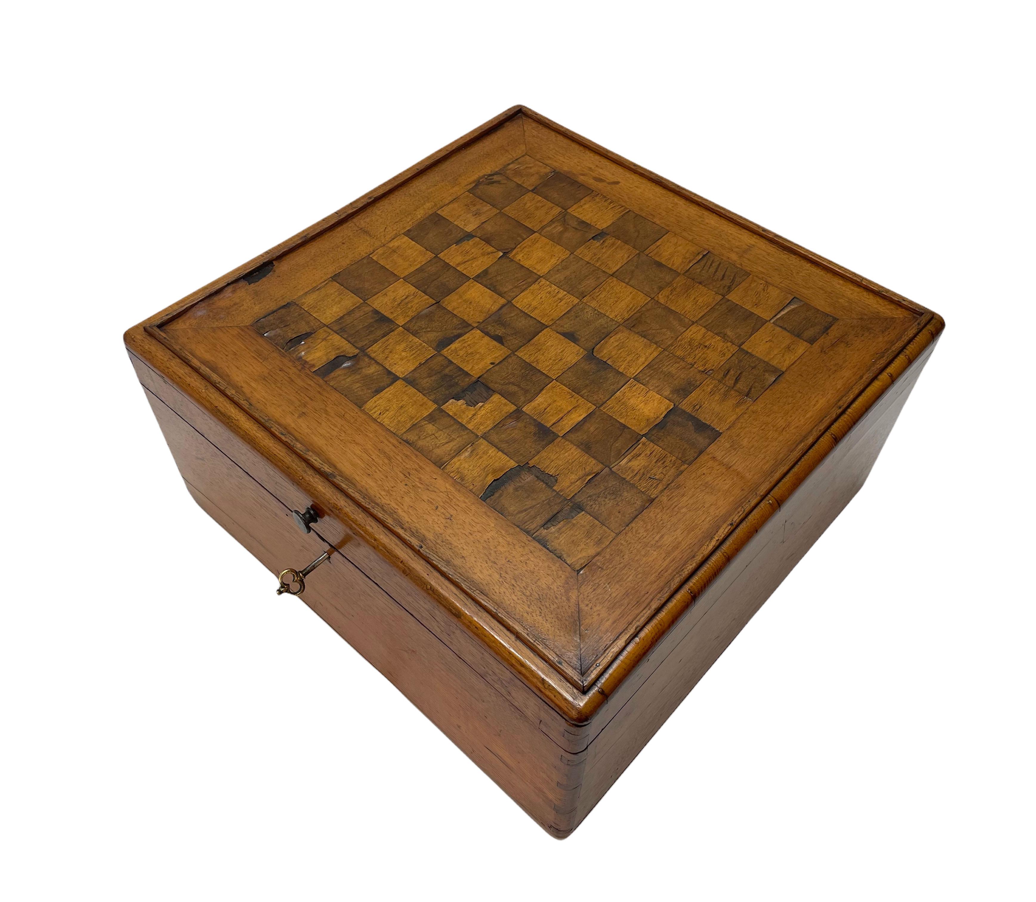 Großer hölzerner Schachbrettkasten mit Intarsien aus dem frühen 20. Jahrhundert, 1900er Jahre im Angebot 3