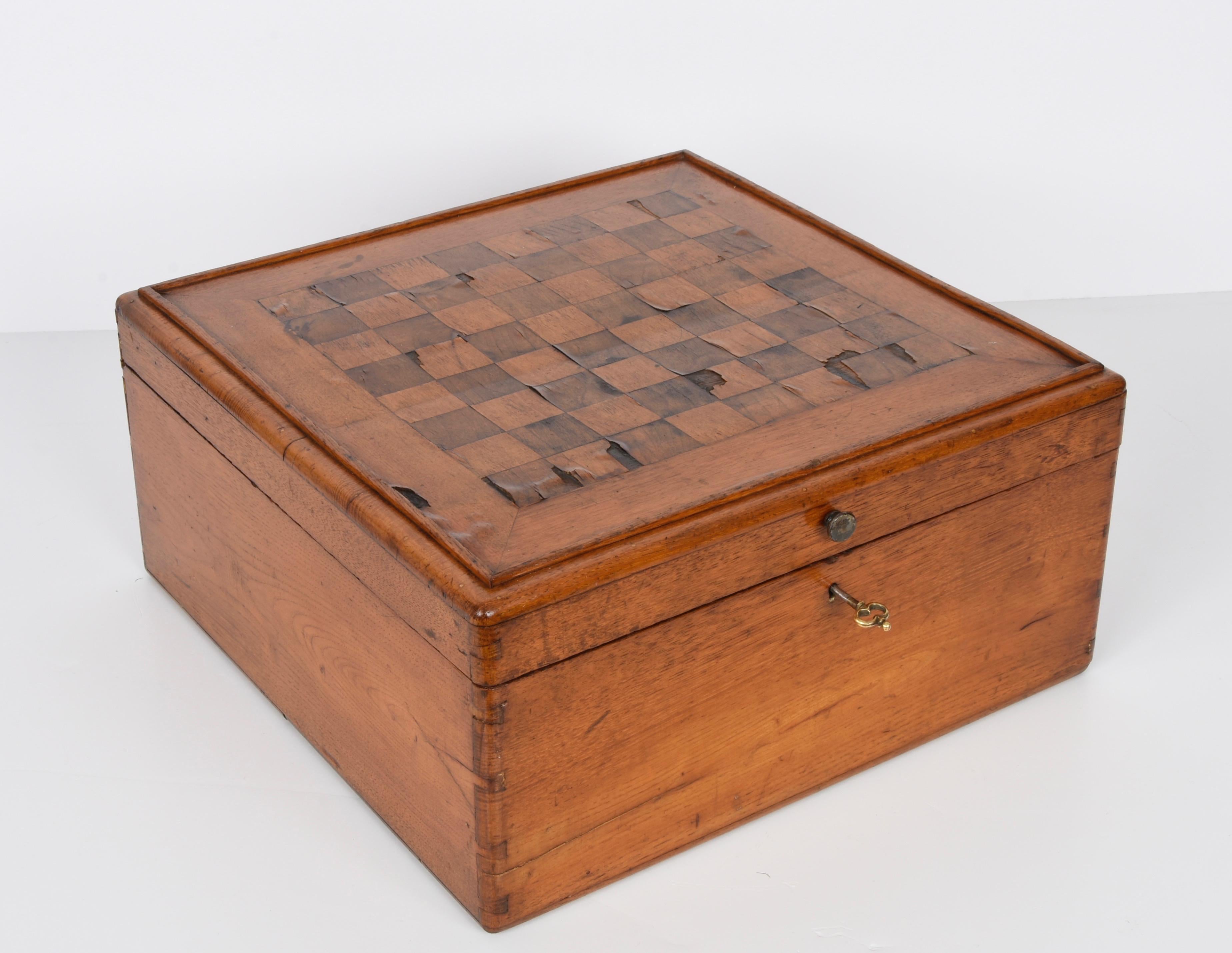Early 20th Century Large Wooden Inlaid Squared Italian Chessboard Box, 1900s For Sale 9