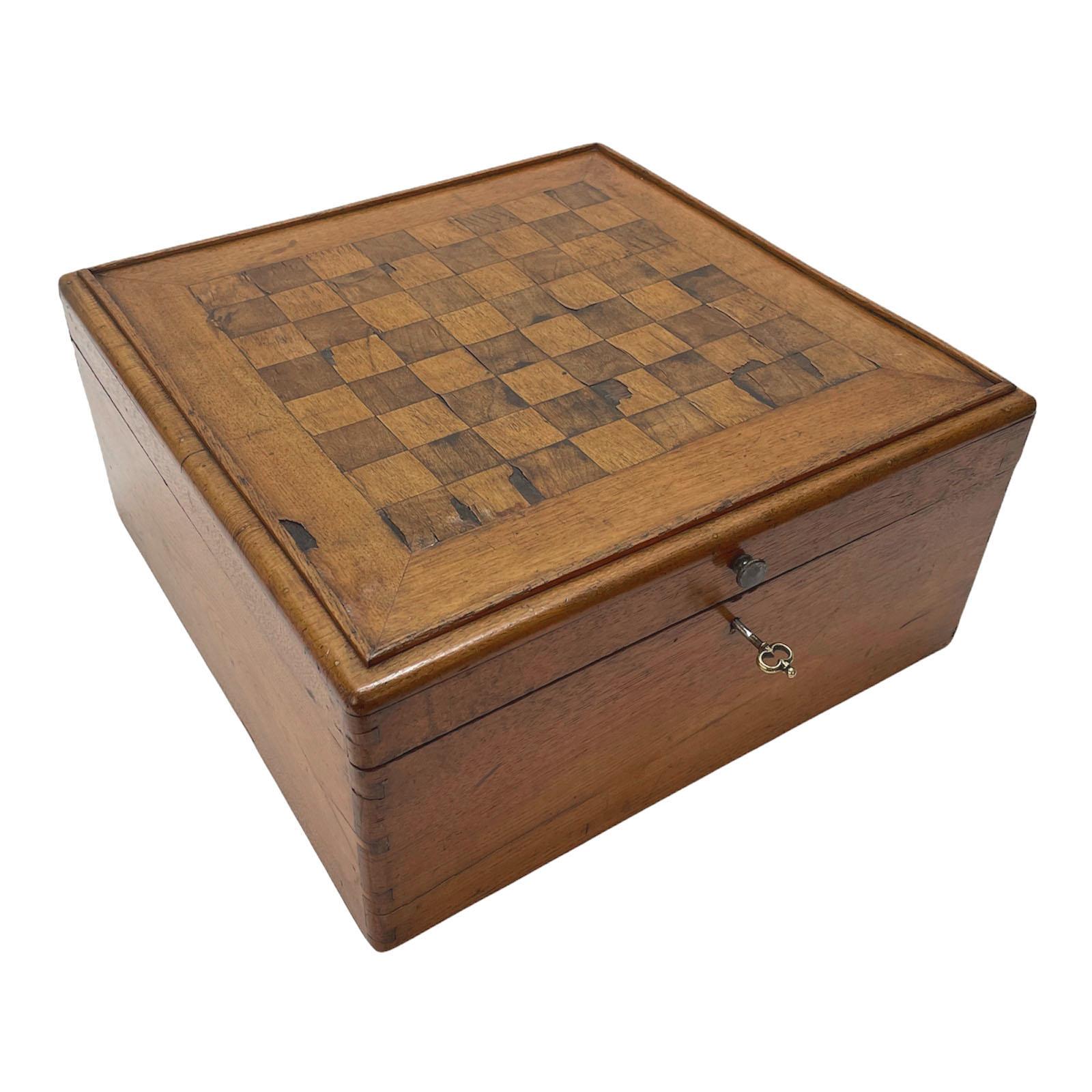 Other Early 20th Century Large Wooden Inlaid Squared Italian Chessboard Box, 1900s For Sale