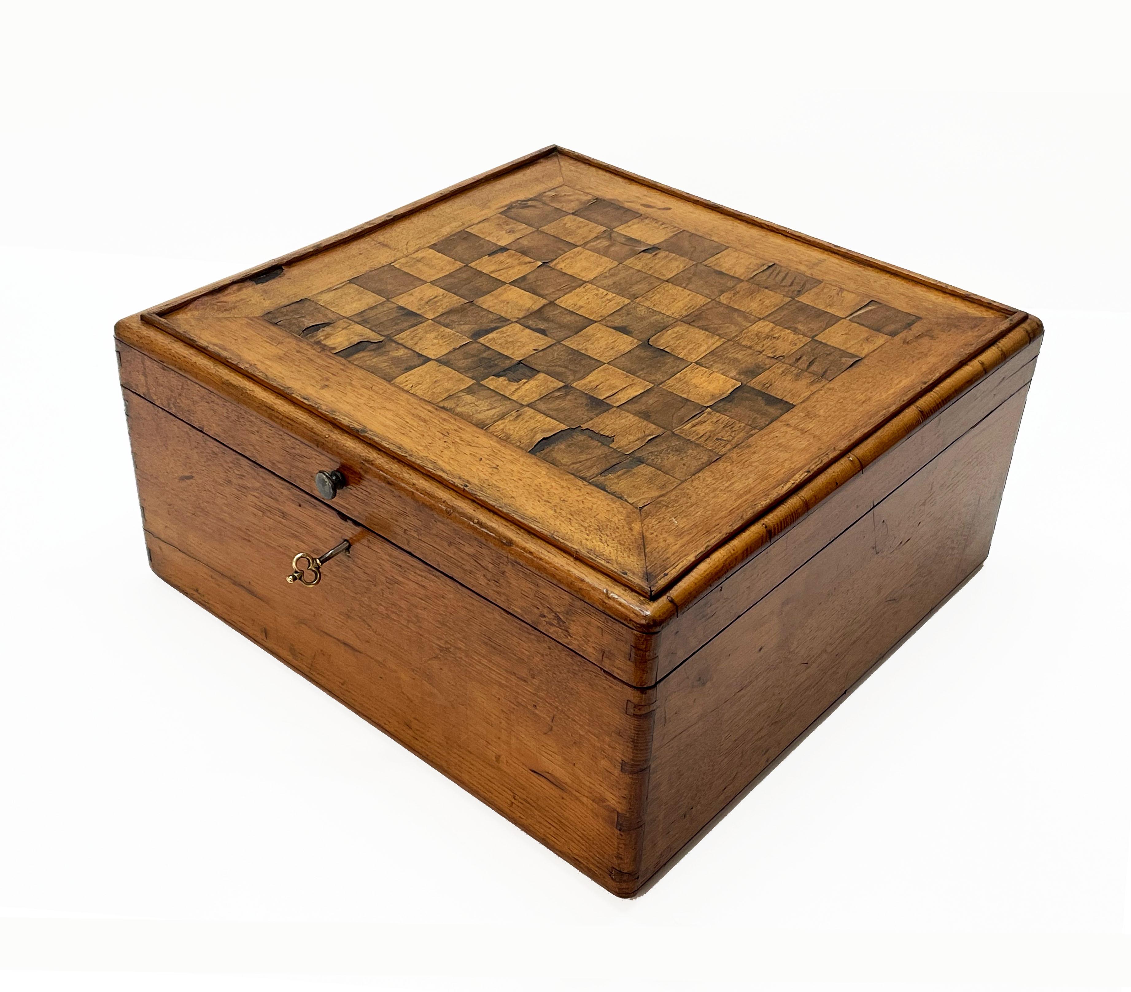 Early 20th Century Large Wooden Inlaid Squared Italian Chessboard Box, 1900s For Sale 1