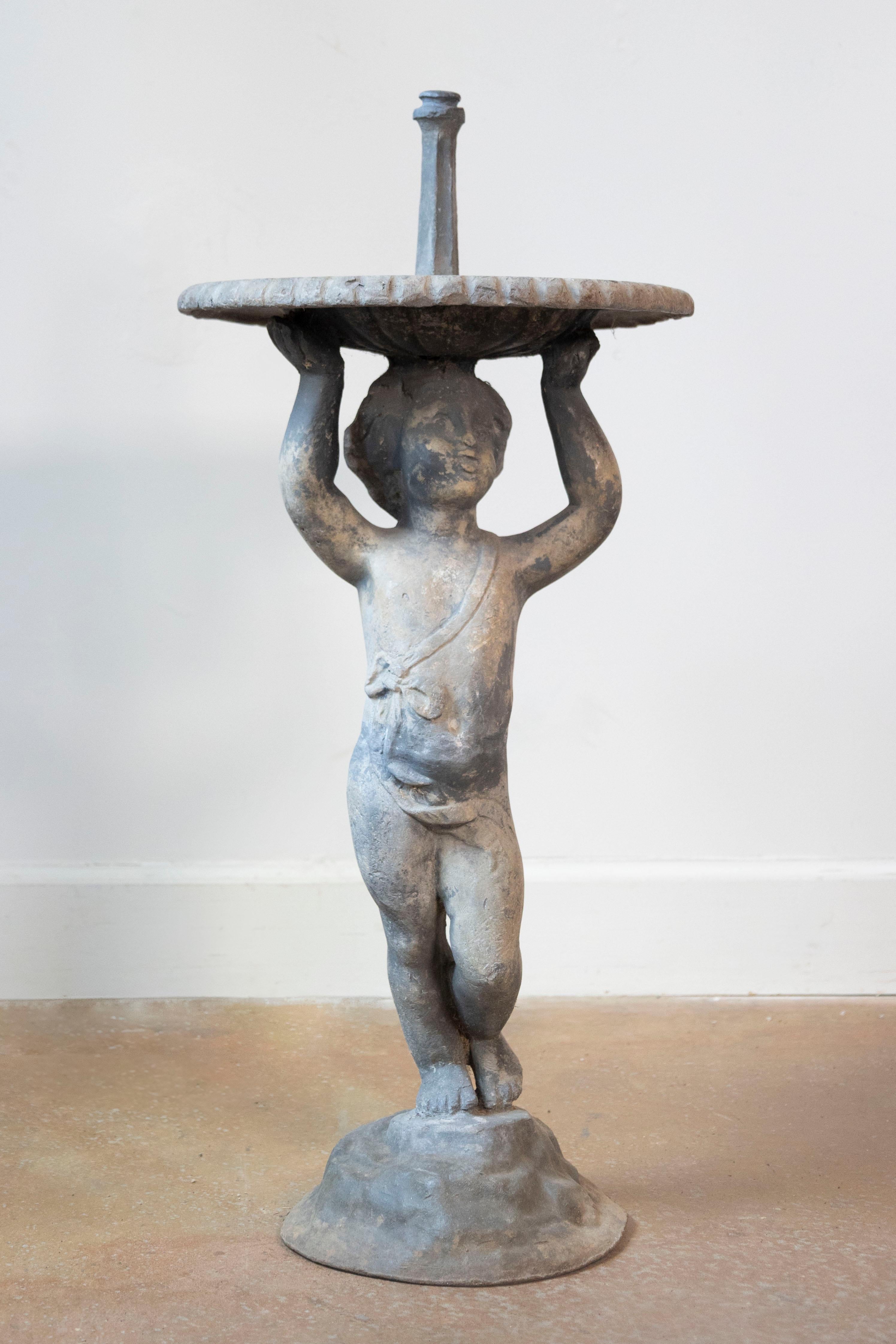 Un'affascinante fontana da giardino in piombo dell'inizio del XX secolo con una deliziosa figura di putti che sostiene una vasca smerlata. Risalente al 1920 circa, questo pezzo cattura il fascino romantico dell'ornamento classico dei giardini.

La