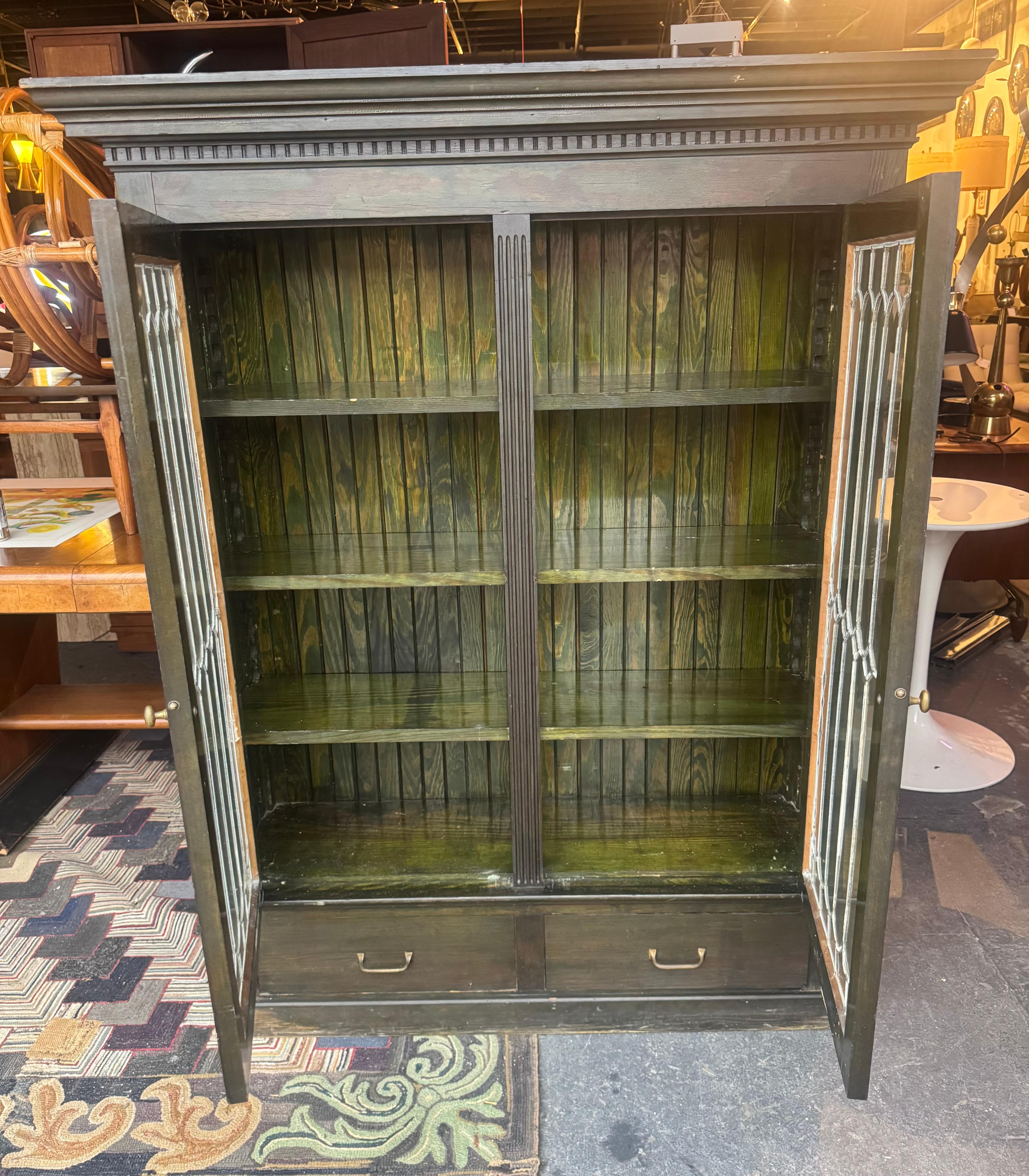 Mordenzato Libreria/vetrina in legno e vetro piombato dei primi del Novecento in vendita