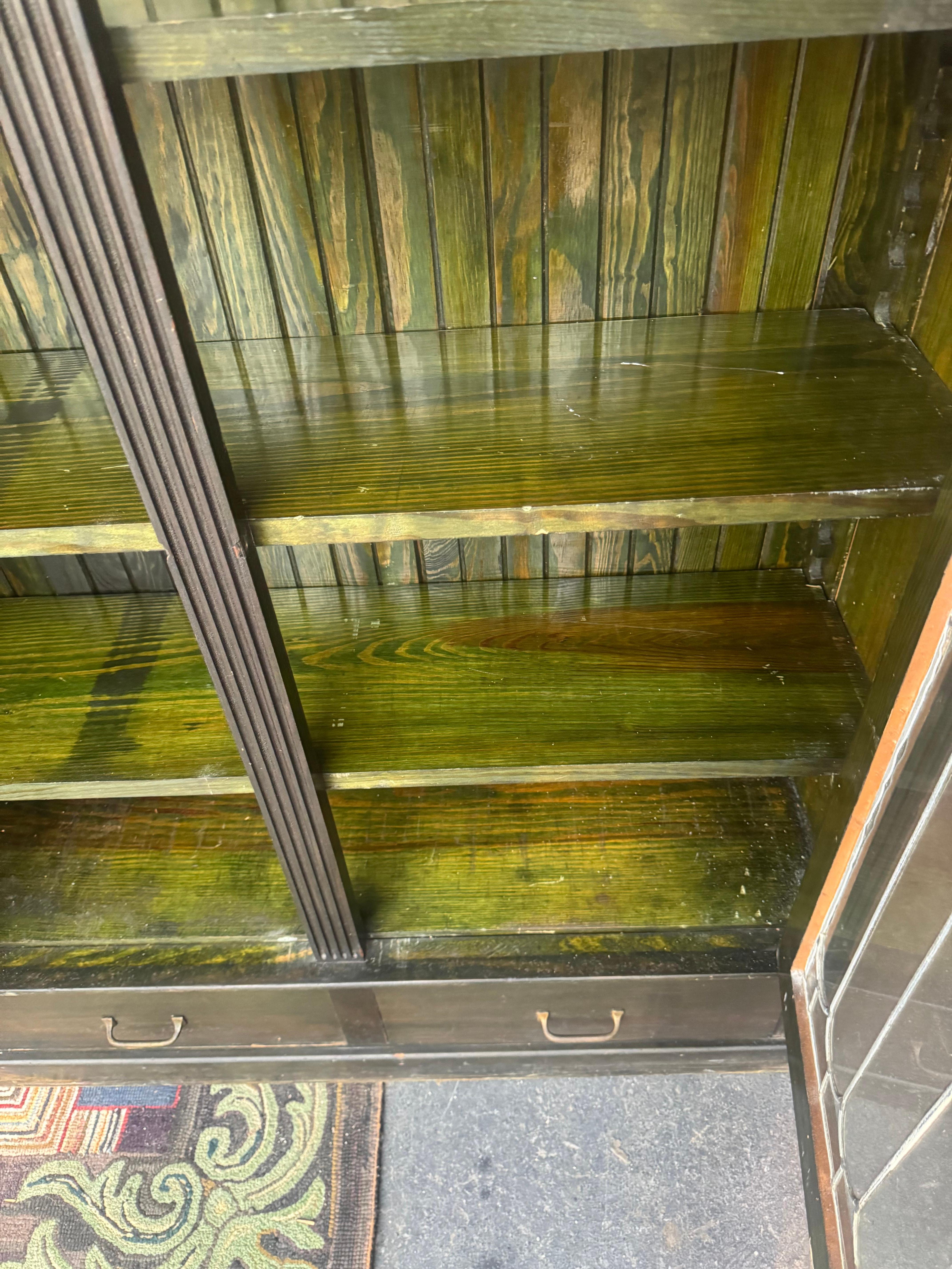 Libreria/vetrina in legno e vetro piombato dei primi del Novecento In condizioni buone in vendita a Buffalo, NY