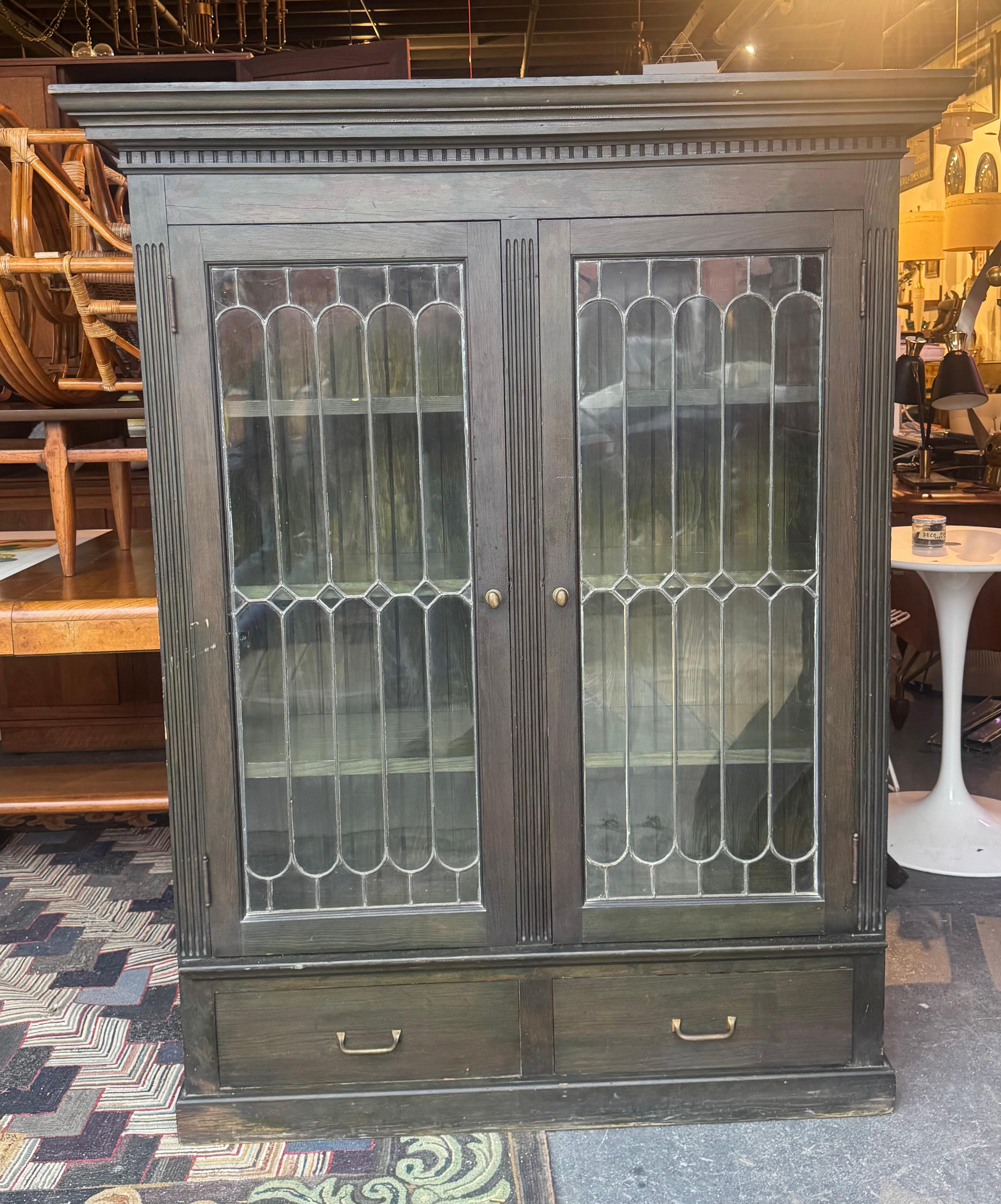 Libreria/vetrina in legno e vetro piombato dei primi del Novecento in vendita 1