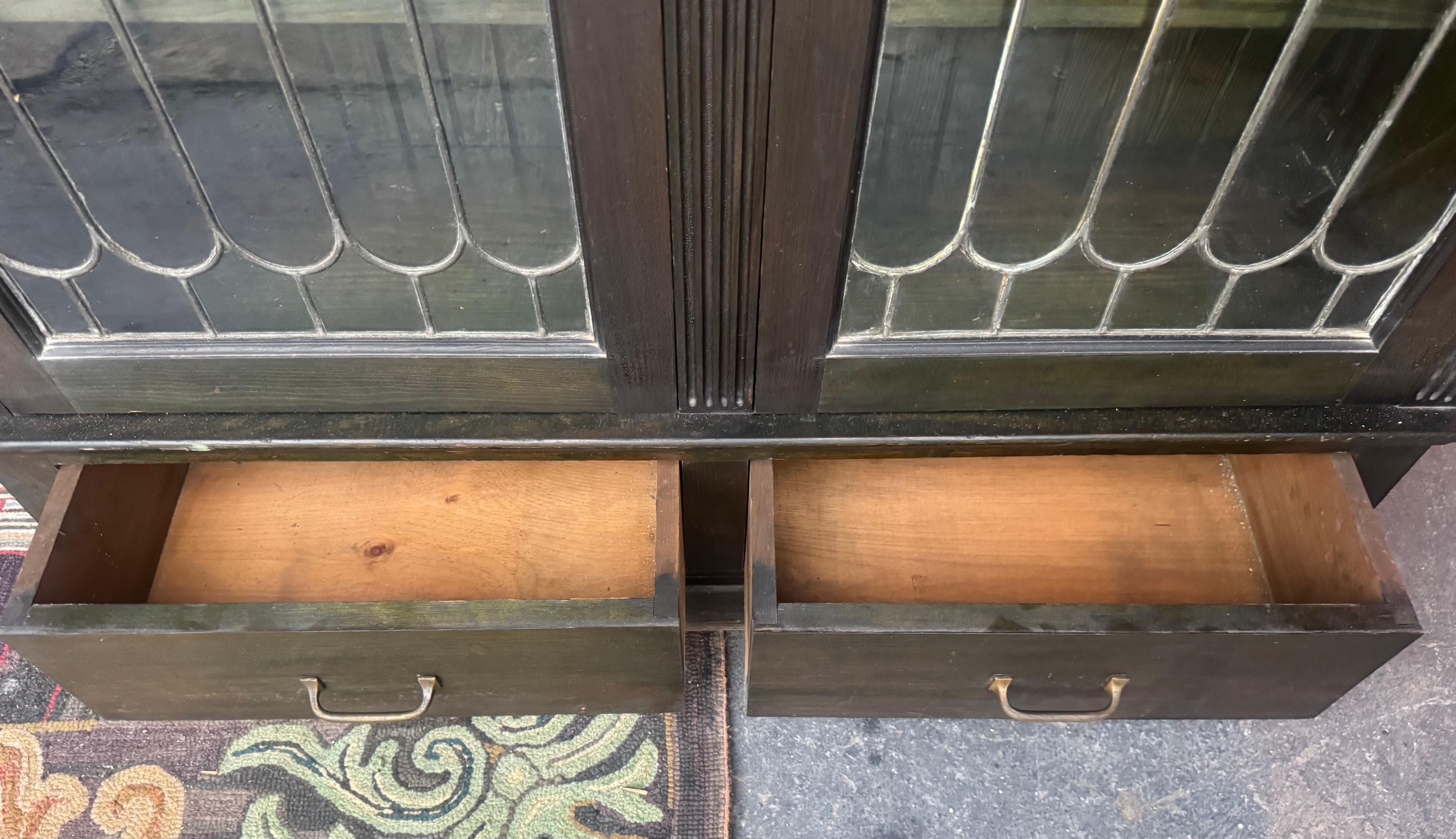 Libreria/vetrina in legno e vetro piombato dei primi del Novecento in vendita 2