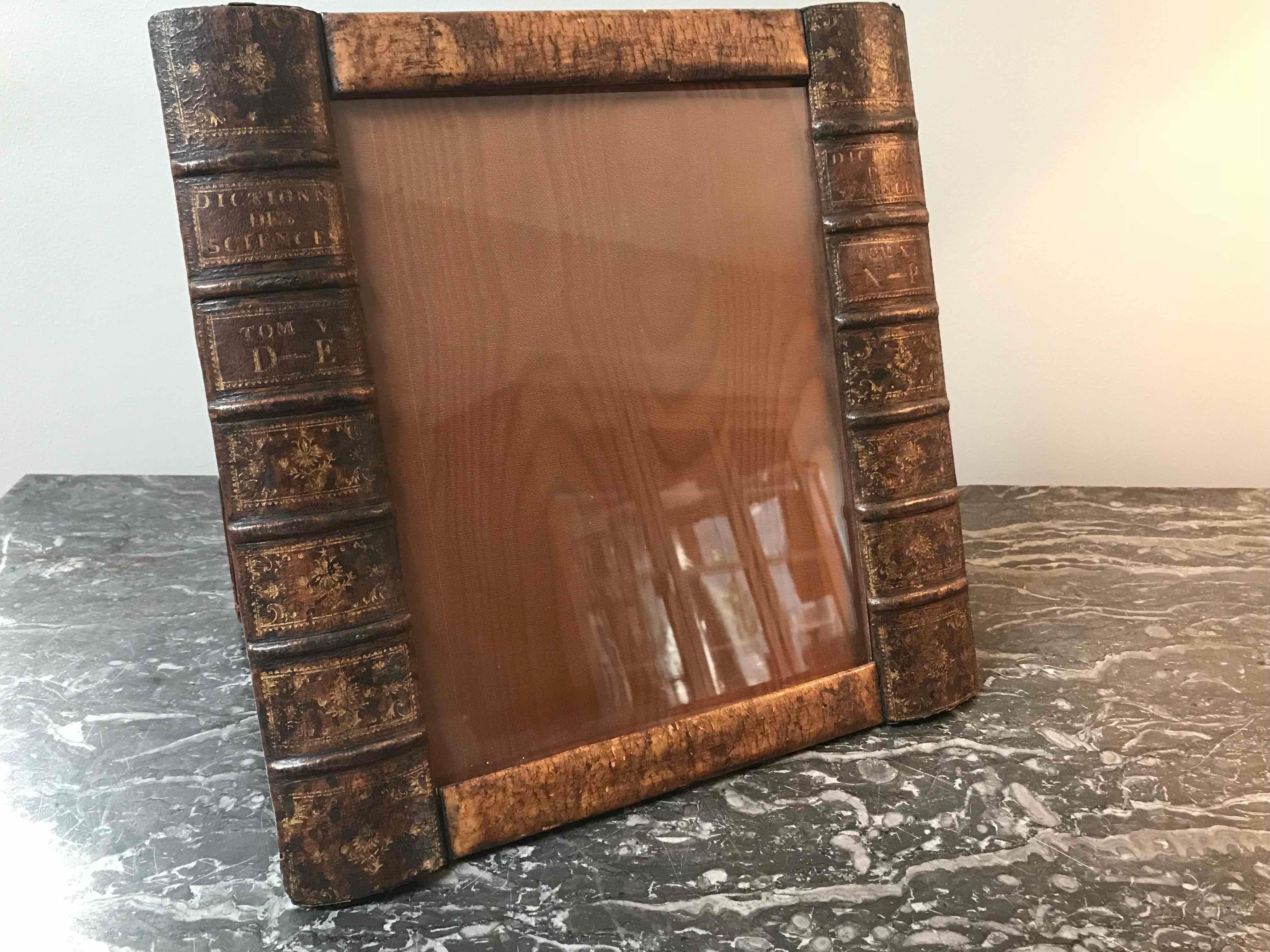 Early 20th Century Leather Book Picture Frame from England In Good Condition In Los Angeles, CA
