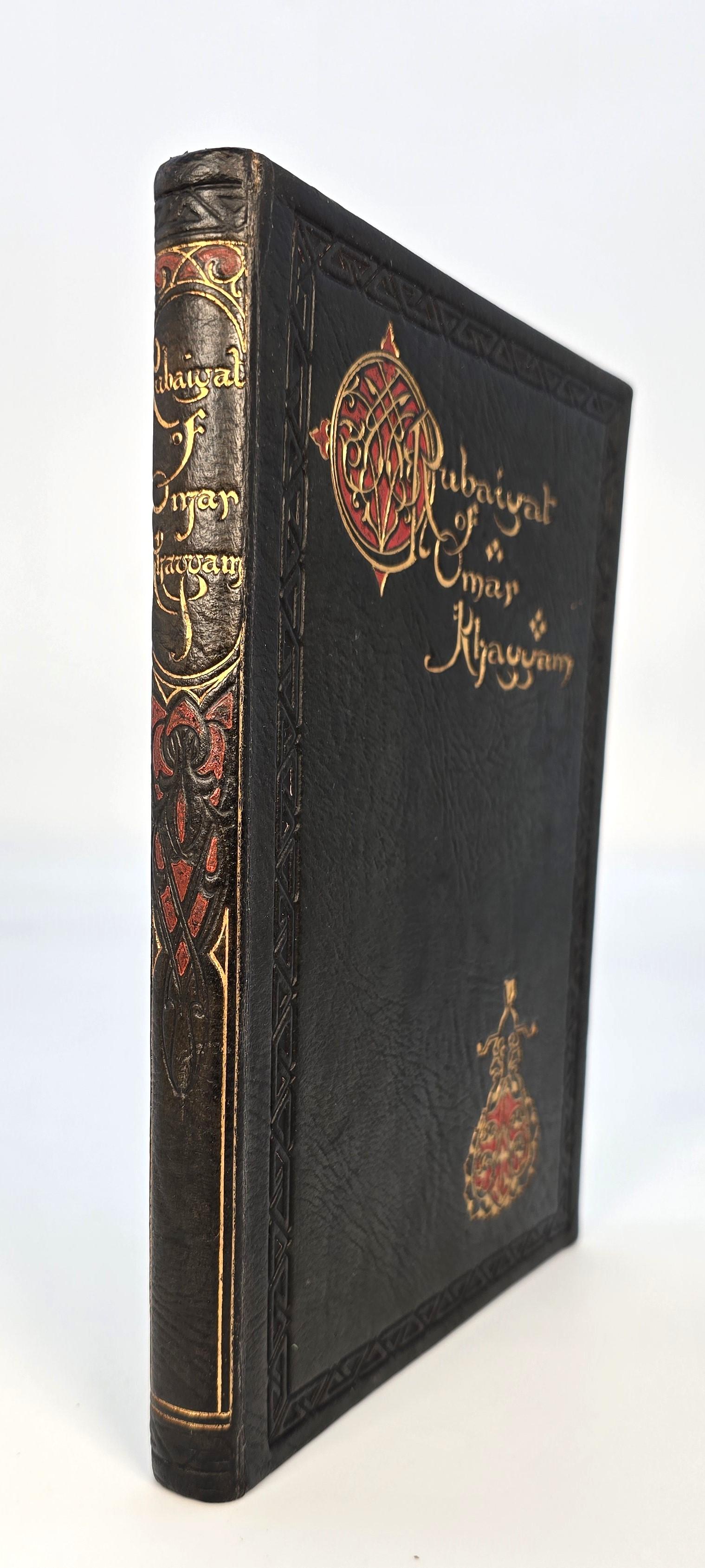Cette superbe édition de bibliothèque reliée en cuir de la célèbre traduction du Rubaiyat présentée par Willy Pogany, publiée par George G Harrap and Co Ltd, Londres, avec des illustrations de Willy Pogany, vers 1910.

Ce beau livre est finement