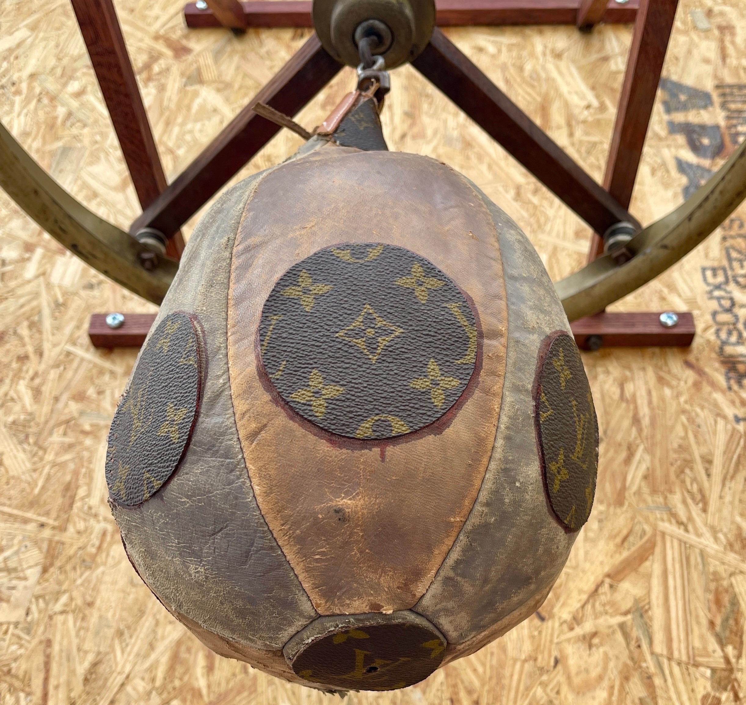 Lederschachtel- Speed Ball aus dem frühen 20. Jahrhundert, Wandmontiert (Metall) im Angebot