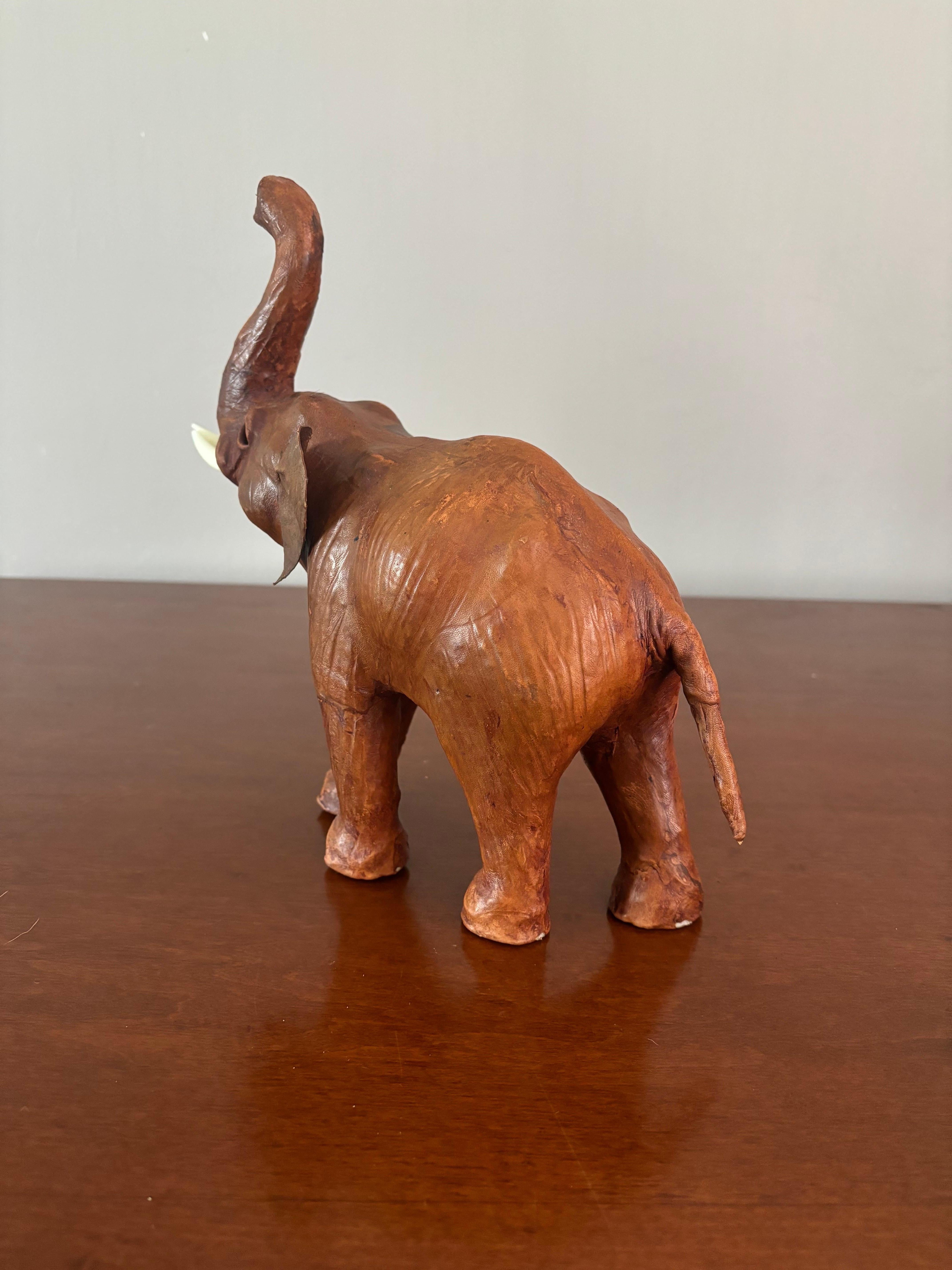 Colonial britannique Sculpture d'éléphant en cuir du début du 20e siècle en vente