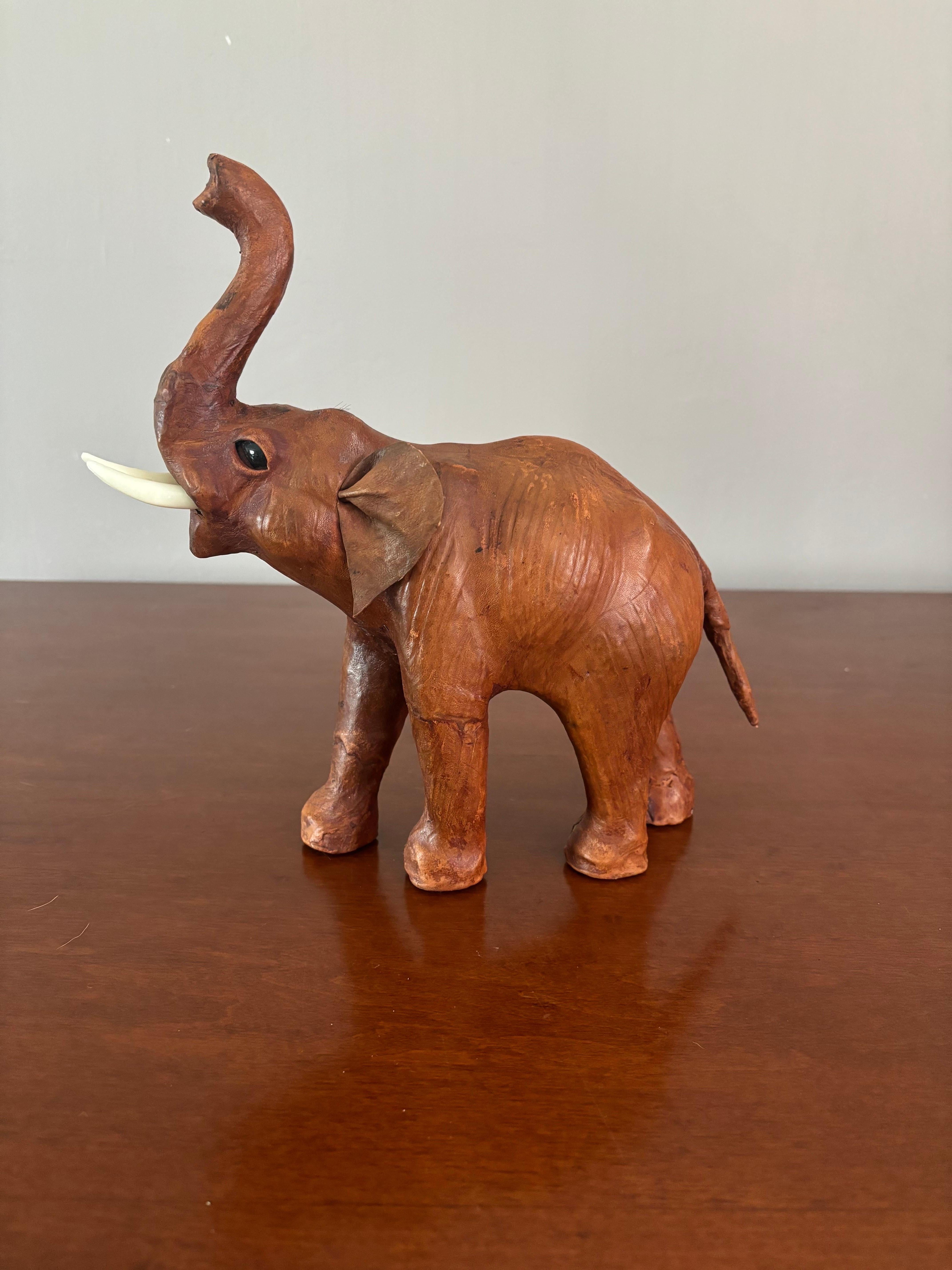 Inconnu Sculpture d'éléphant en cuir du début du 20e siècle en vente