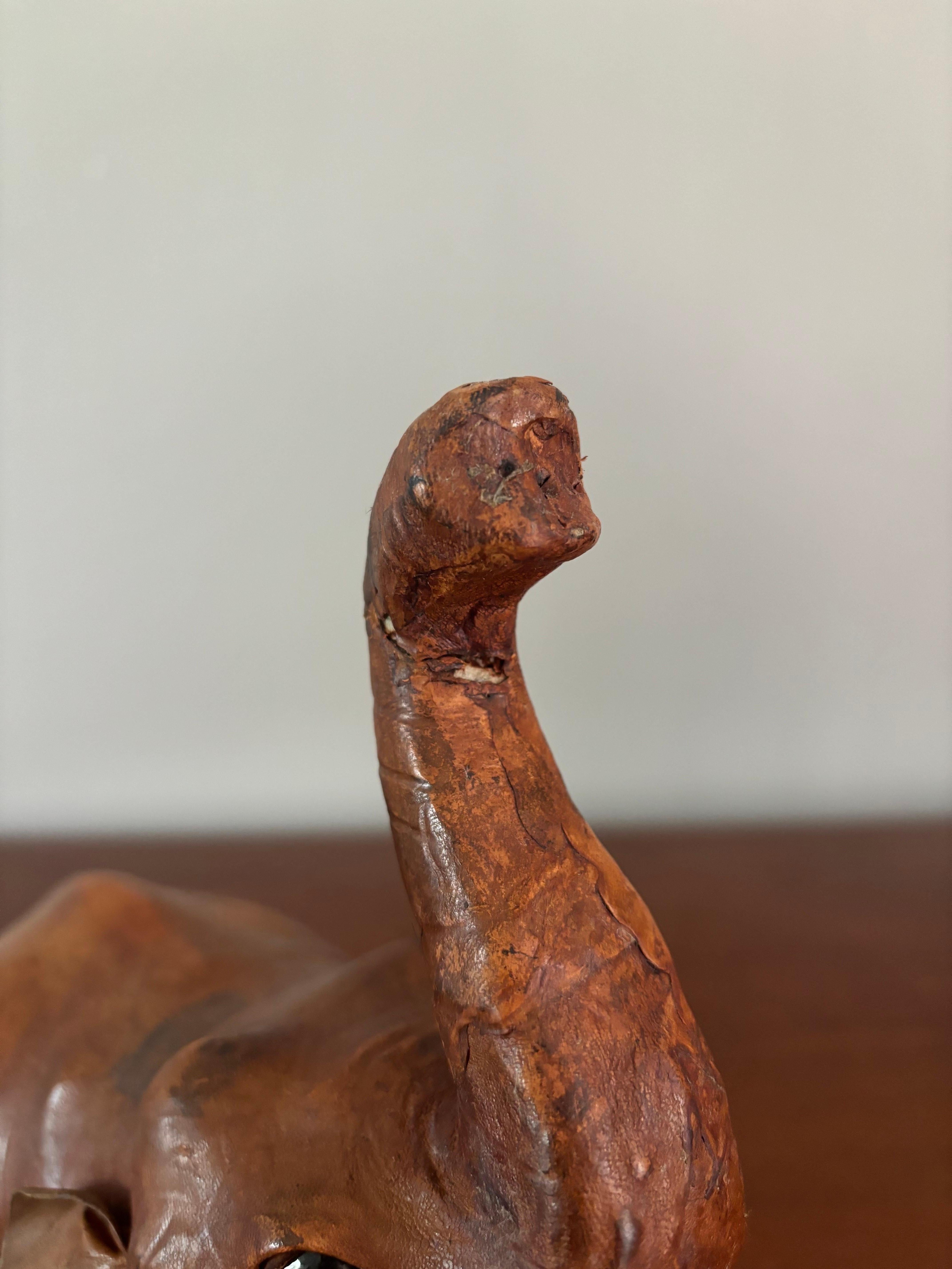 20ième siècle Sculpture d'éléphant en cuir du début du 20e siècle en vente