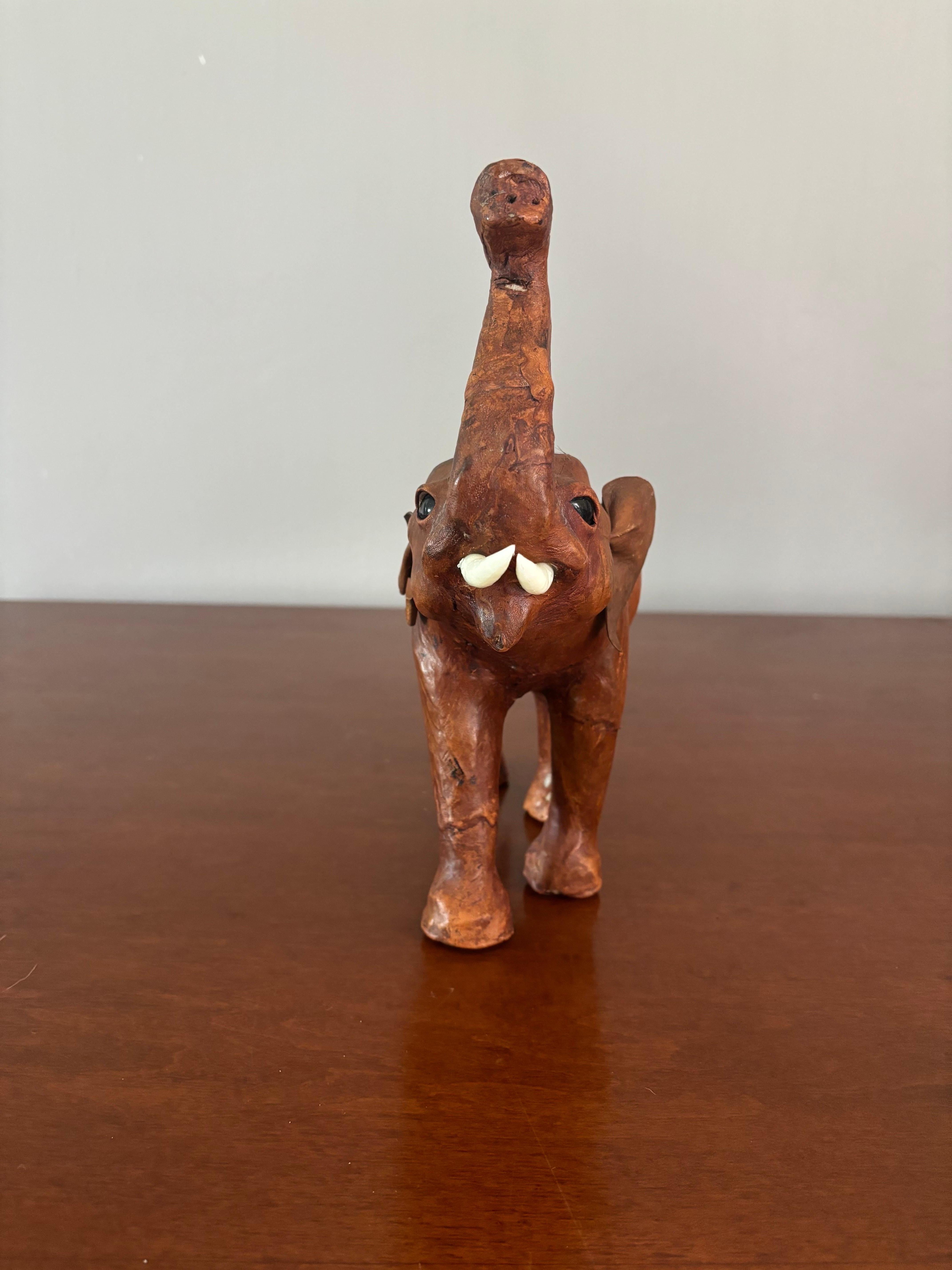 Cuir Sculpture d'éléphant en cuir du début du 20e siècle en vente