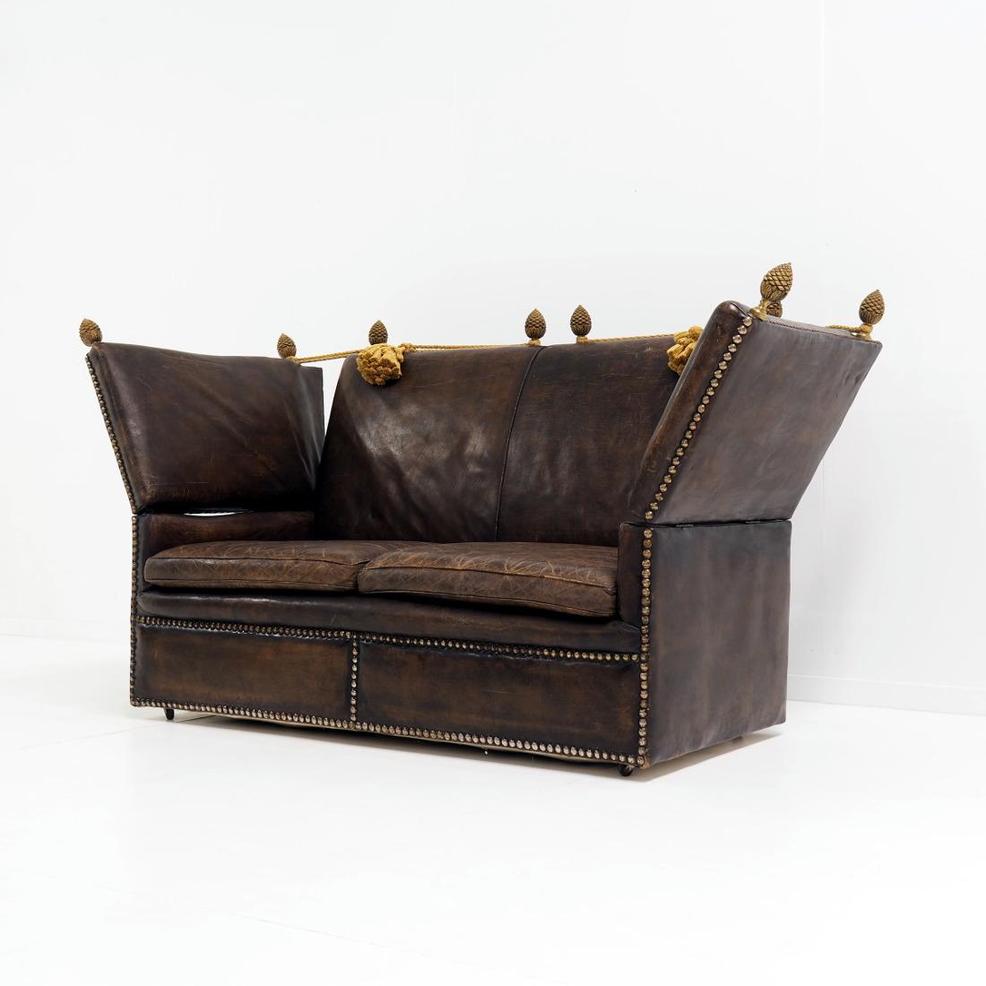 Beautiful Knole sofa with a wonderful color and patina of the leather. It dates from the early 20th century and is in very good condition.

The design of the Knole sofa originated in Italy and France, probably around 1700. And just like the safari