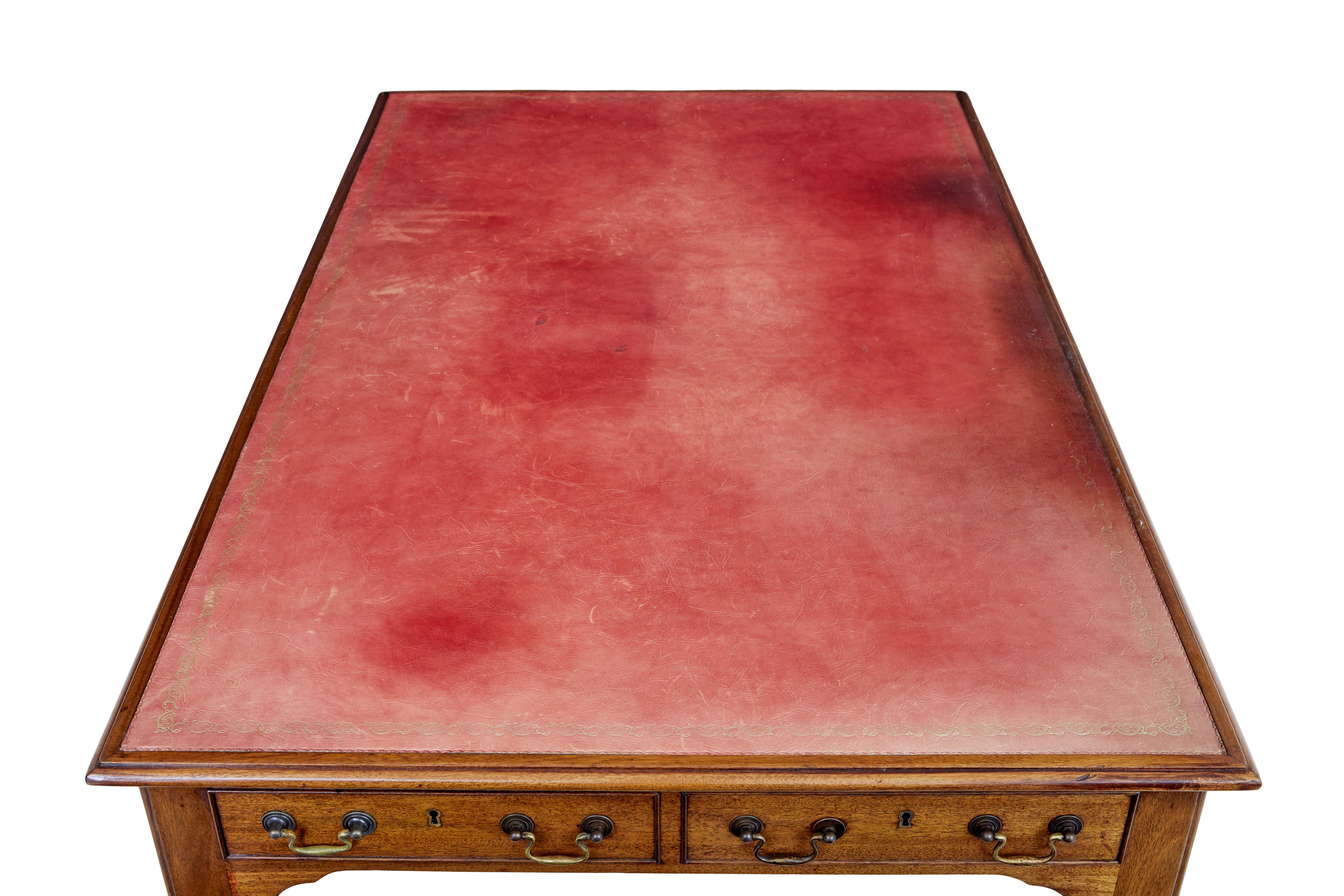 Mahagonischreibtisch mit Lederplatte aus dem frühen 20. Jahrhundert, um 1910.

Originale rote Lederschreibfläche mit Goldprägung, mit deutlichen Gebrauchsspuren.  Ausgestattet mit 3 Schubladen über dem Knie für die Lagerung, Schreibtisch ist mit