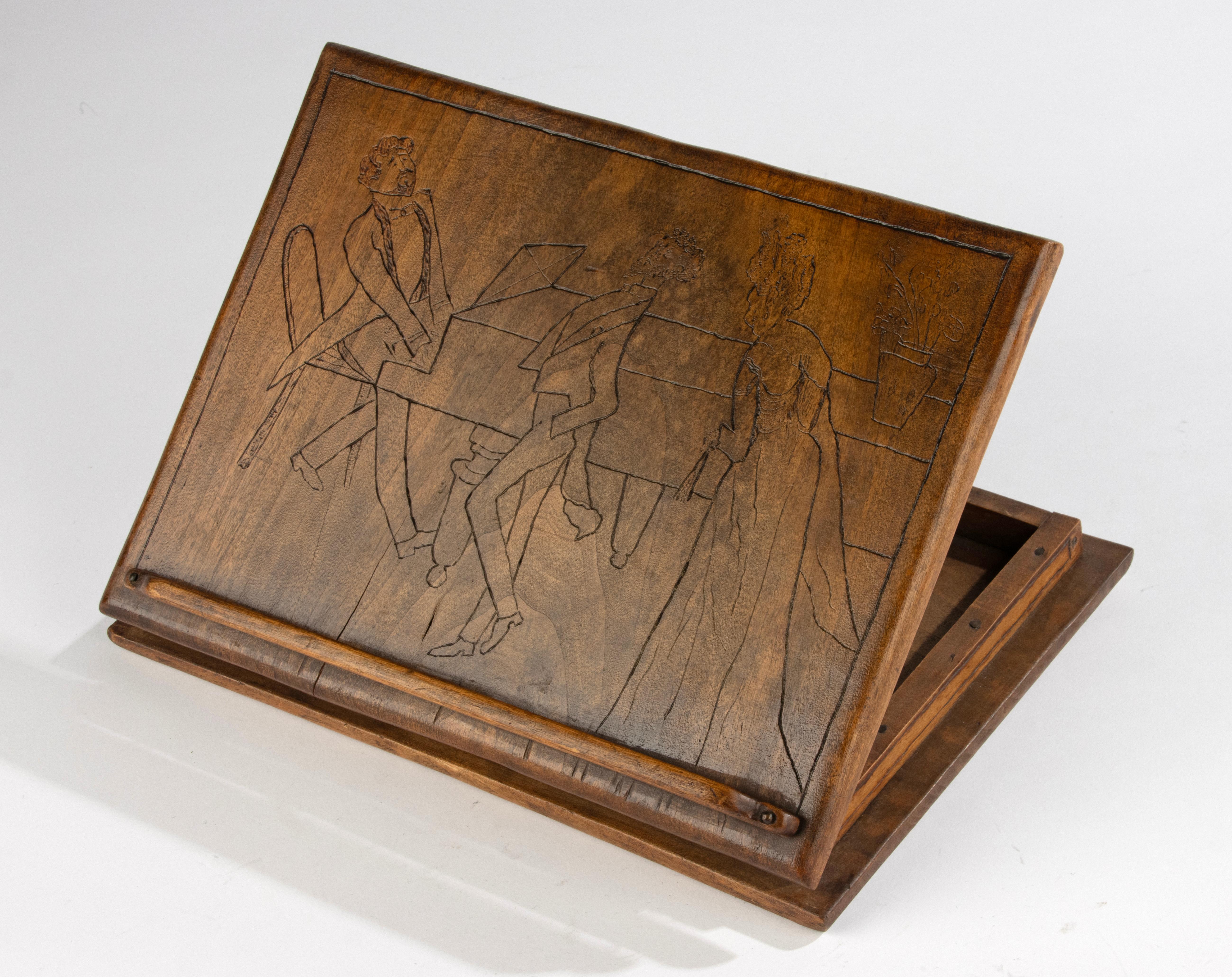 Ein schöner Vortragsstand aus Kastanienholz.
Sie wurde zu Beginn des 20. Jahrhunderts, etwa 1910-1920, hergestellt.
Auf der Vorderseite befindet sich eine schöne Reliefschnitzerei, die einen Mann beim Klavierspielen in einem Salon zeigt.
Der