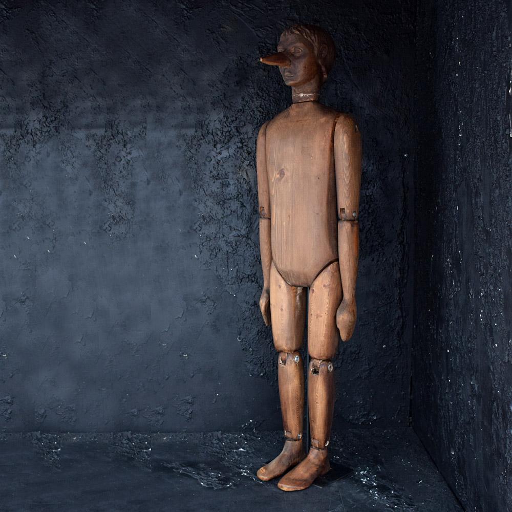 Figura di Pinocchio articolata e scolpita a mano dei primi del Novecento a grandezza naturale

Artistico, scultoreo, insolito, oscuro, inquietante e fuori dall'ordinario, viene in mente quando si vede questa figura dal vivo. Questa figura è in
